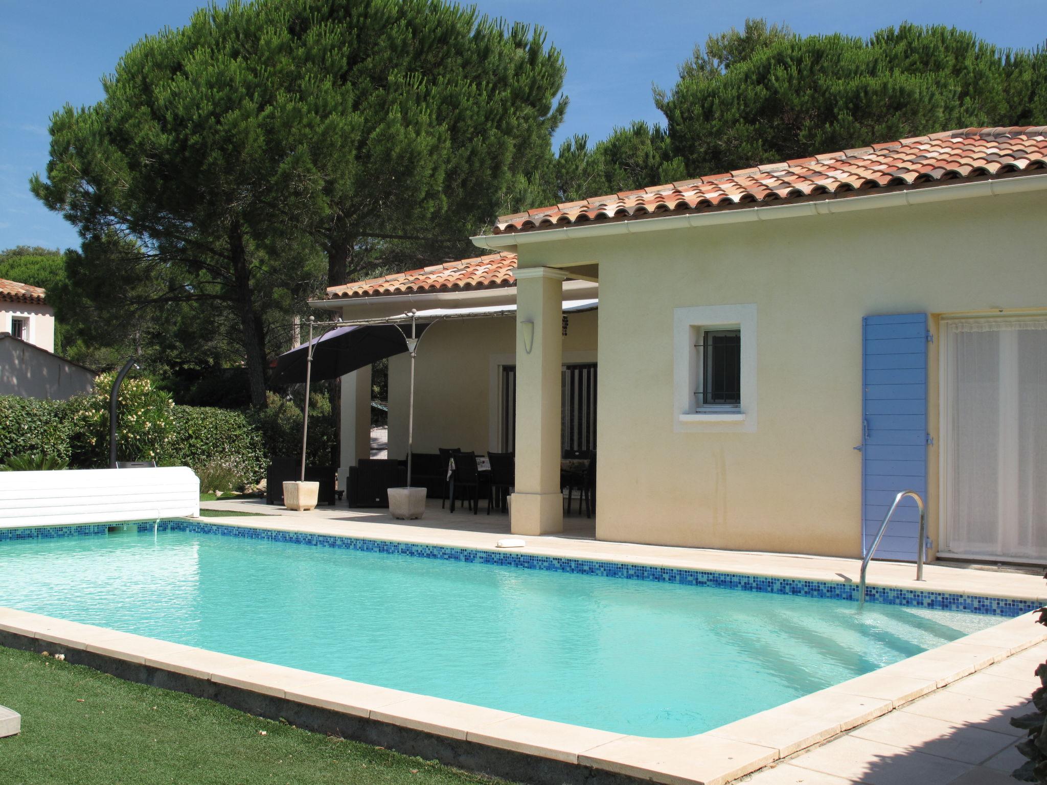 Foto 1 - Casa de 3 habitaciones en Bagnols-en-Forêt con piscina privada y jardín