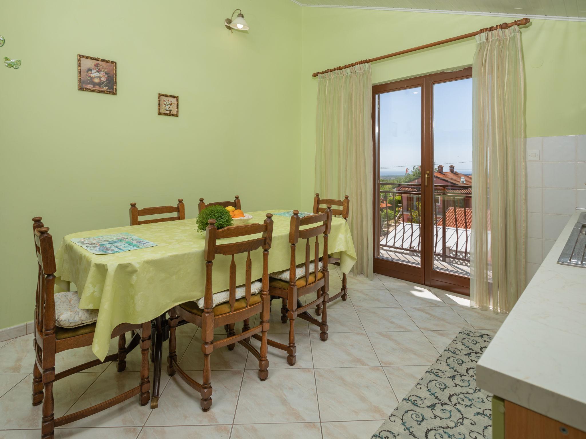 Foto 4 - Apartamento de 2 quartos em Kaštelir-Labinci com piscina e vistas do mar