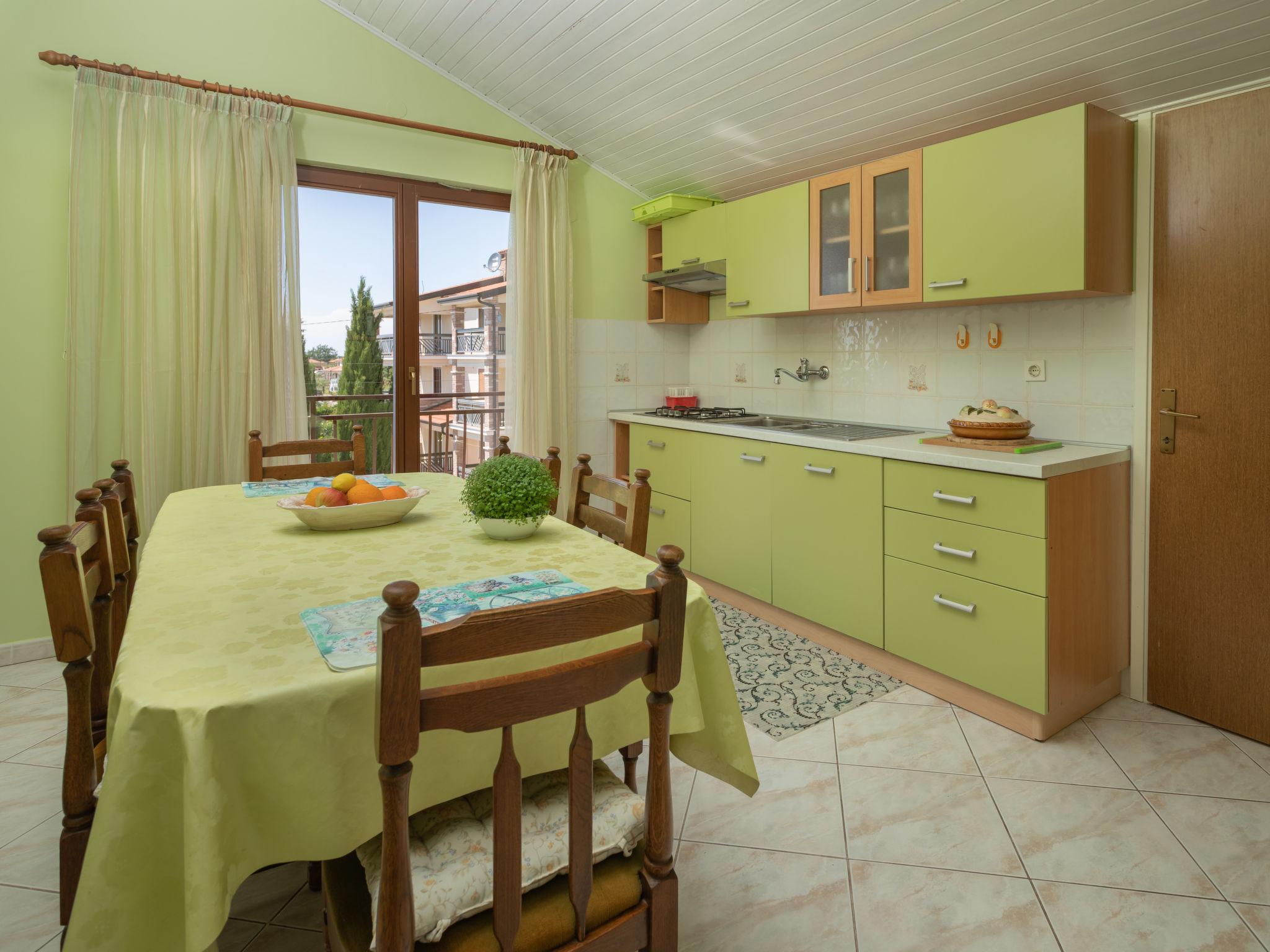 Foto 6 - Apartamento de 2 quartos em Kaštelir-Labinci com piscina e vistas do mar