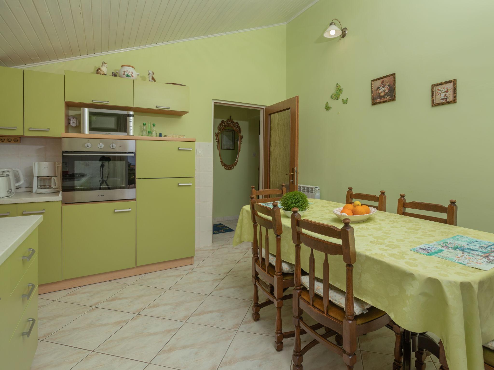 Foto 7 - Apartamento de 2 quartos em Kaštelir-Labinci com piscina e jardim