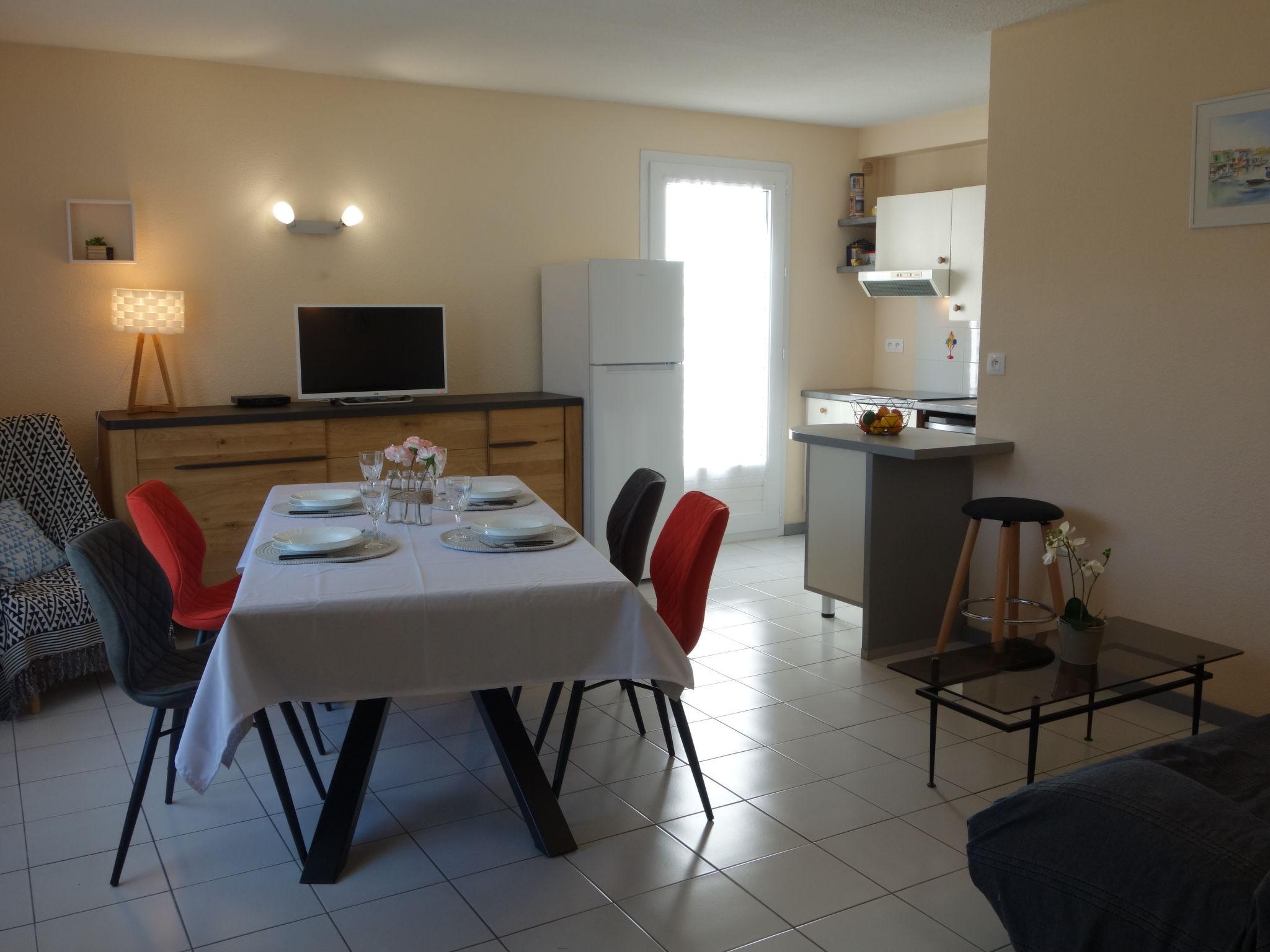 Photo 3 - 1 bedroom Apartment in Royan with garden and sea view