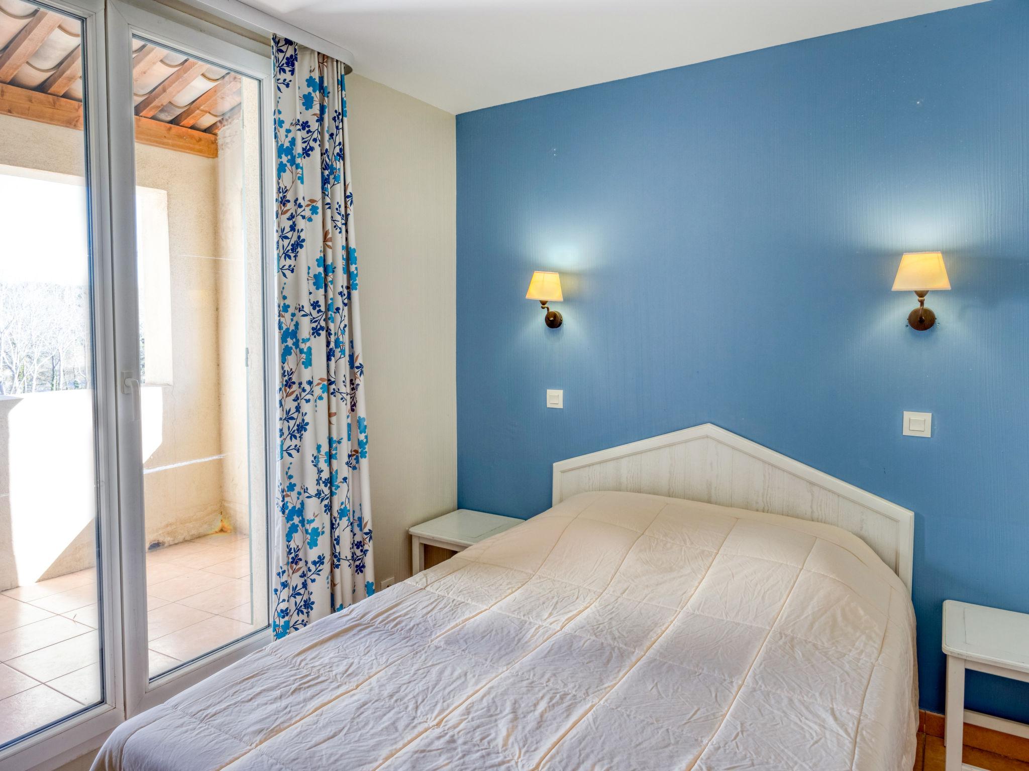 Foto 7 - Appartamento con 2 camere da letto a Six-Fours-les-Plages con piscina e vista mare