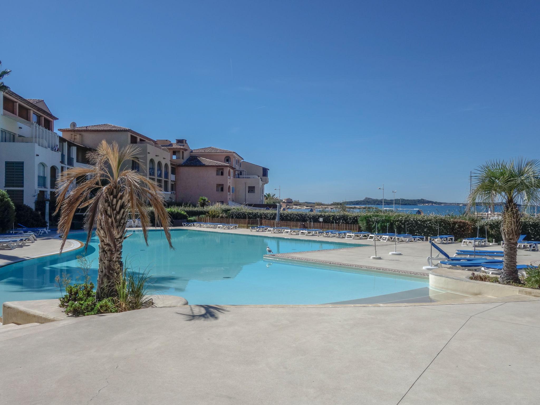 Photo 15 - Appartement de 2 chambres à Six-Fours-les-Plages avec piscine et vues à la mer