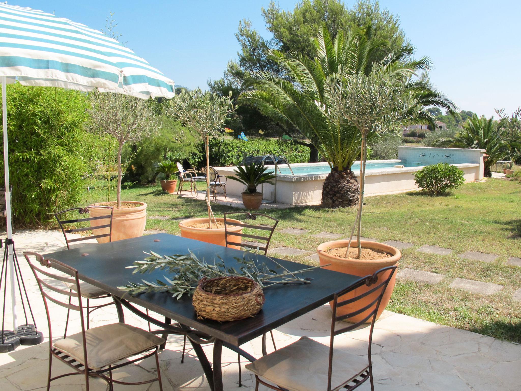 Foto 1 - Apartamento de 1 habitación en Sanary-sur-Mer con piscina y vistas al mar