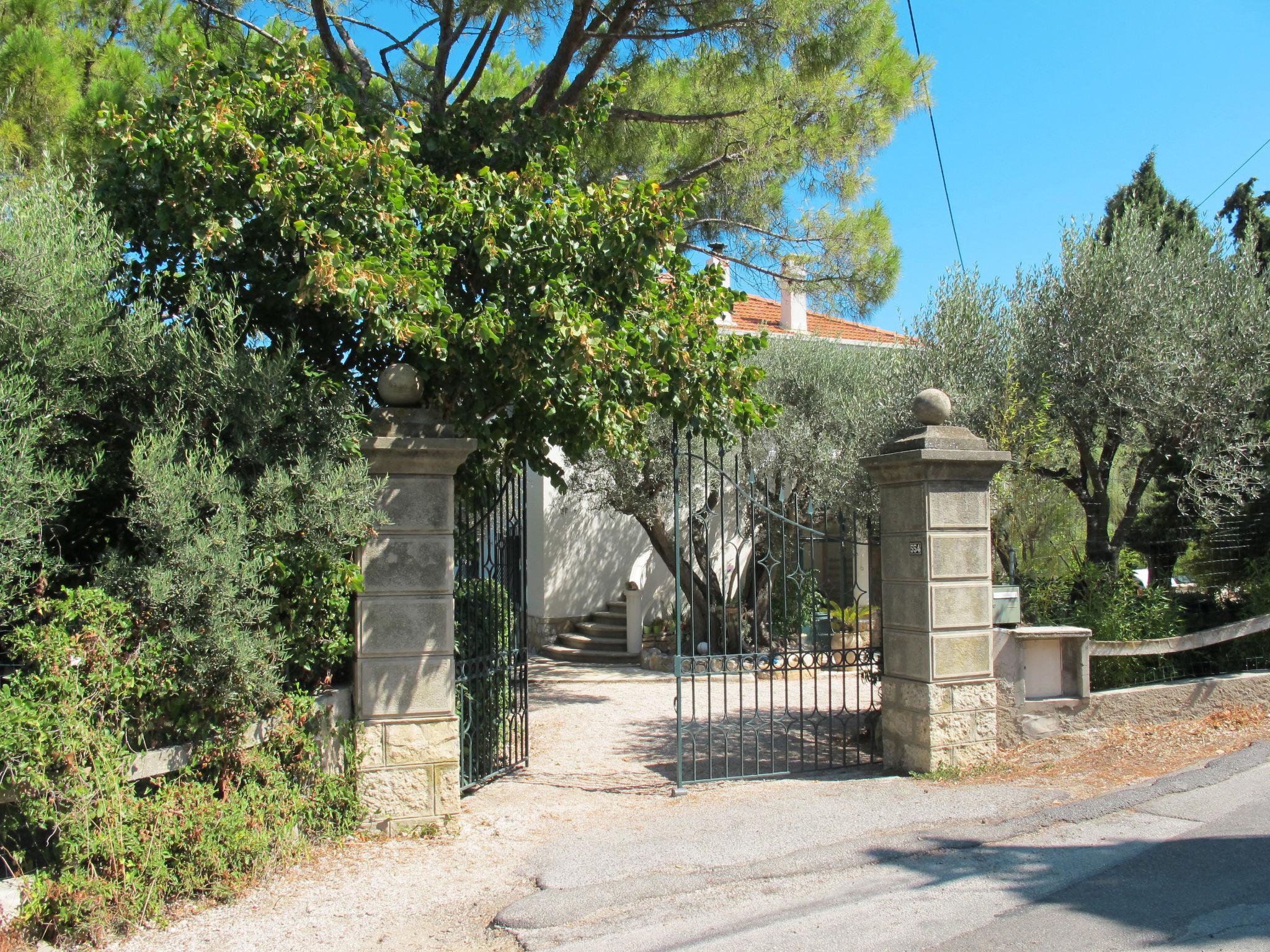 Photo 18 - 1 bedroom Apartment in Sanary-sur-Mer with swimming pool and sea view