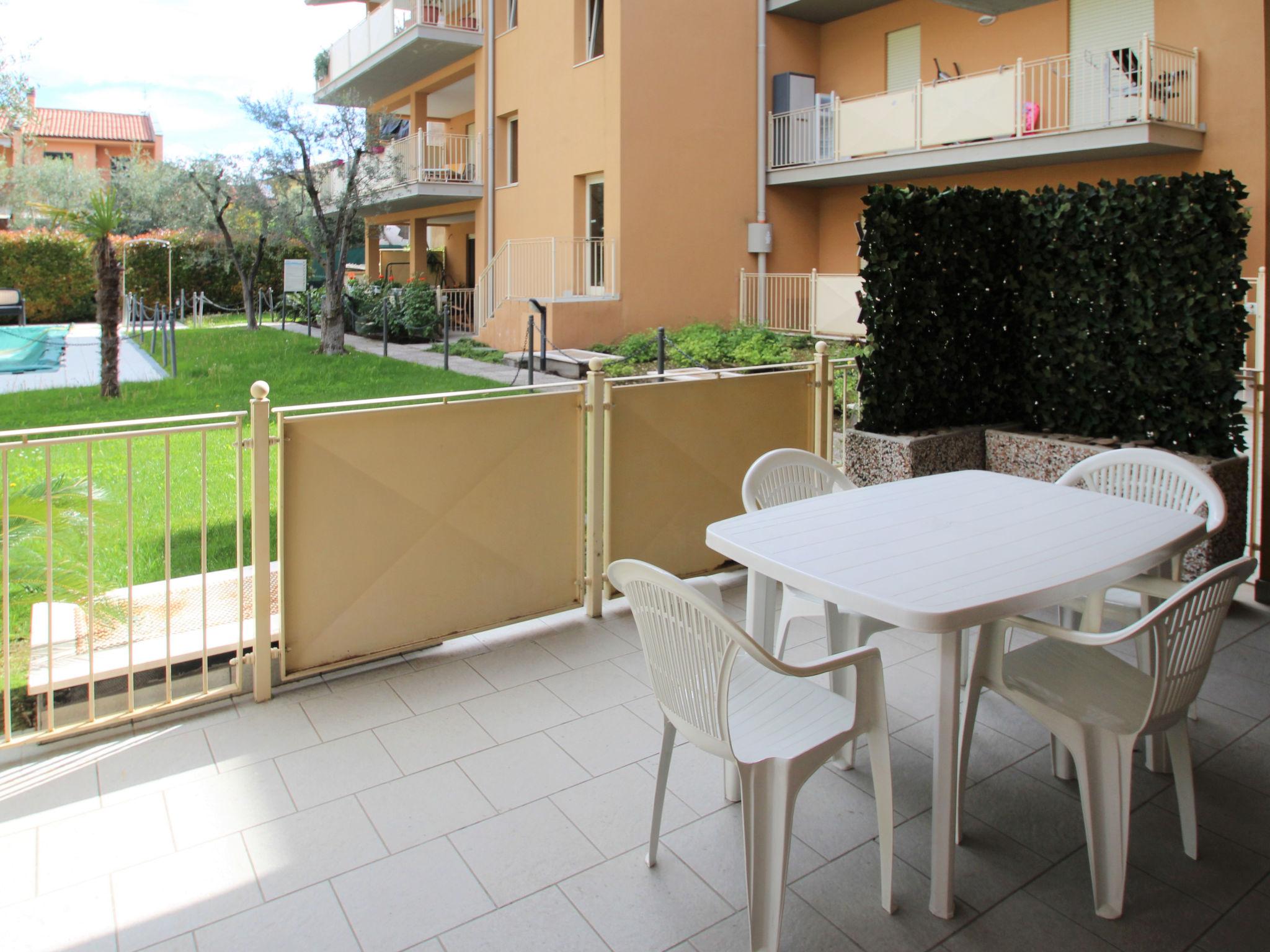 Foto 2 - Apartamento de 2 quartos em Toscolano Maderno com piscina e vista para a montanha