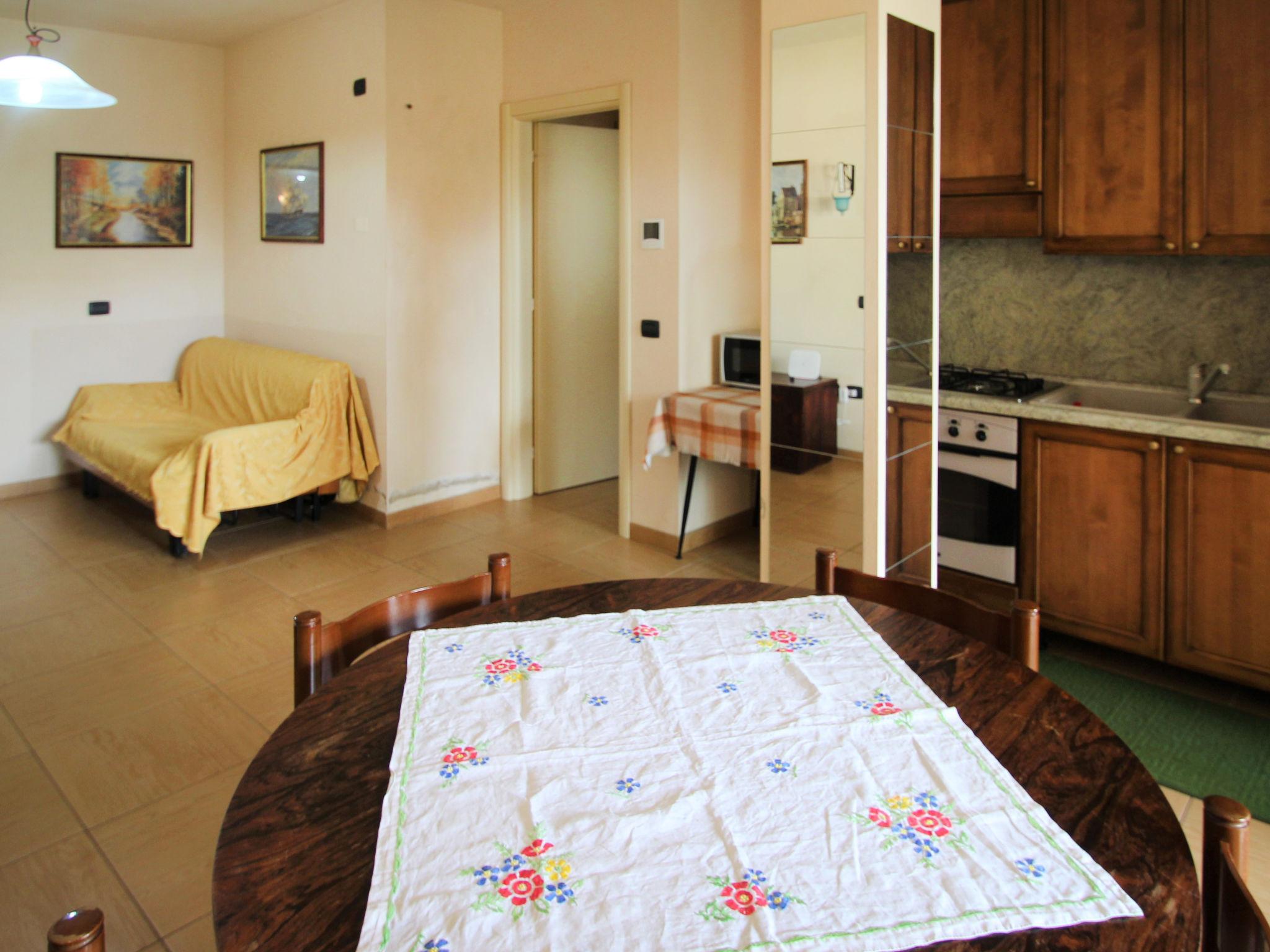 Photo 6 - 2 bedroom Apartment in Toscolano Maderno with swimming pool and garden