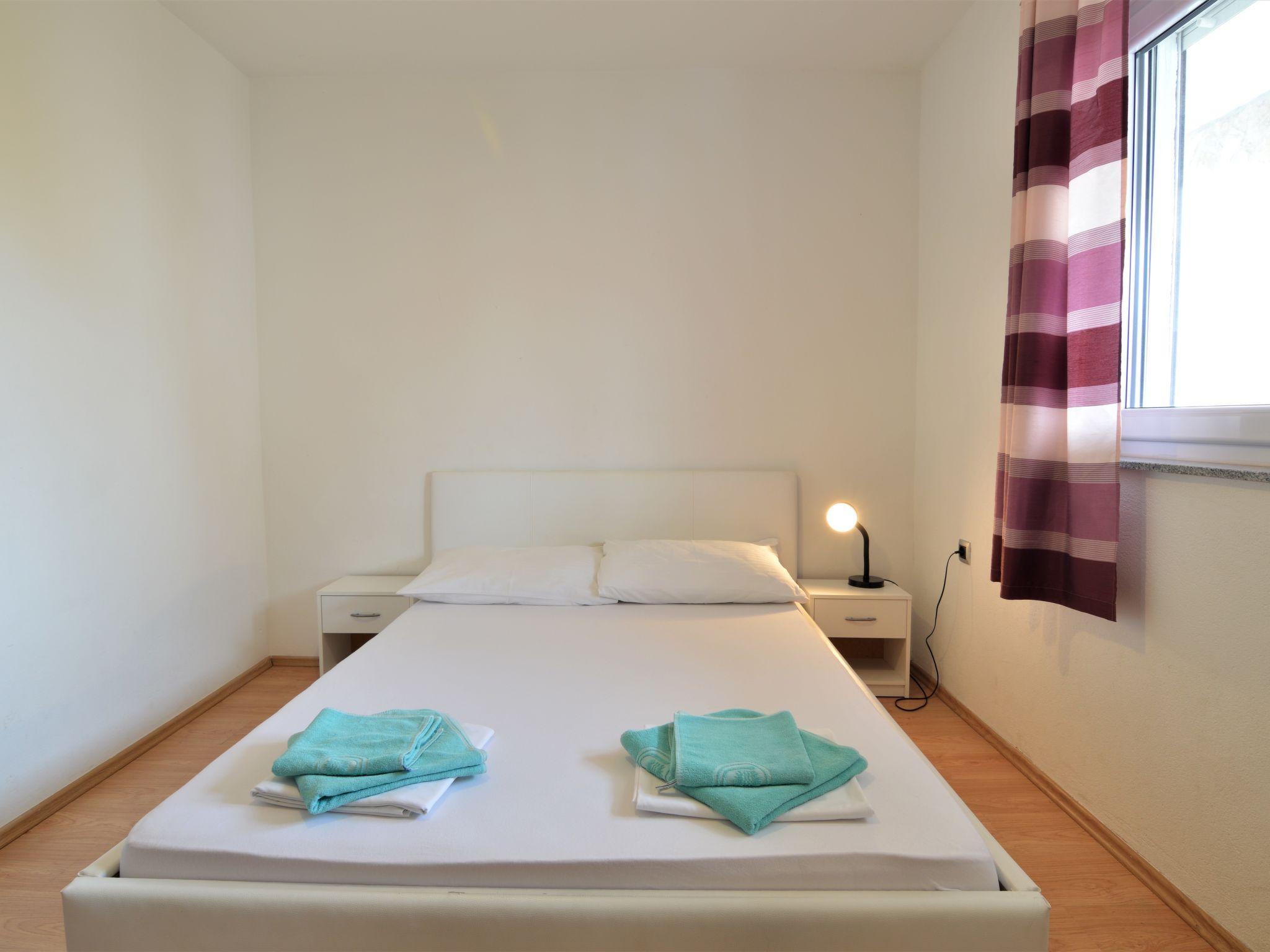 Foto 11 - Apartamento de 2 quartos em Tribunj com vistas do mar