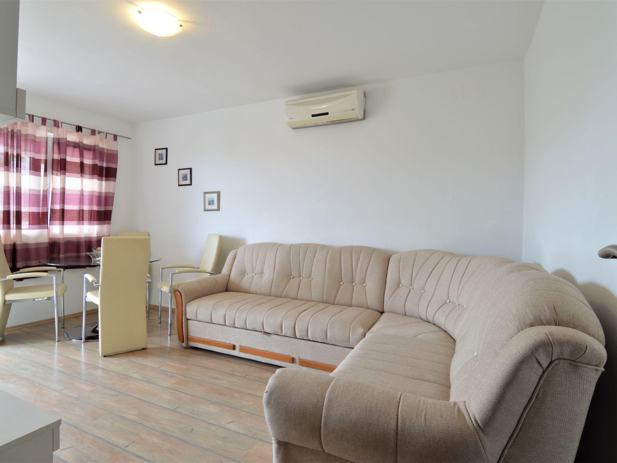 Foto 2 - Apartamento de 2 quartos em Tribunj com vistas do mar