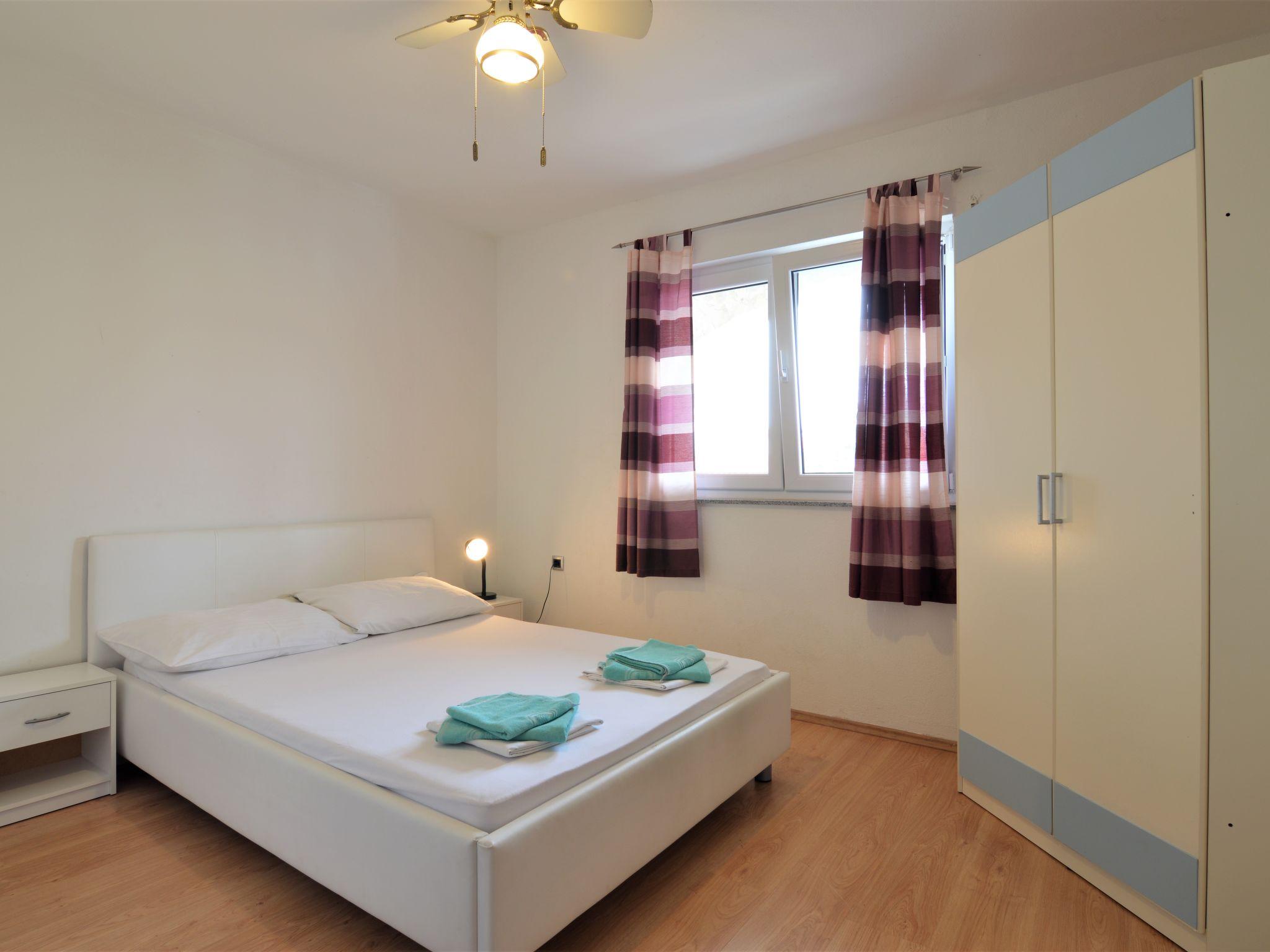 Foto 6 - Apartamento de 2 quartos em Tribunj com vistas do mar