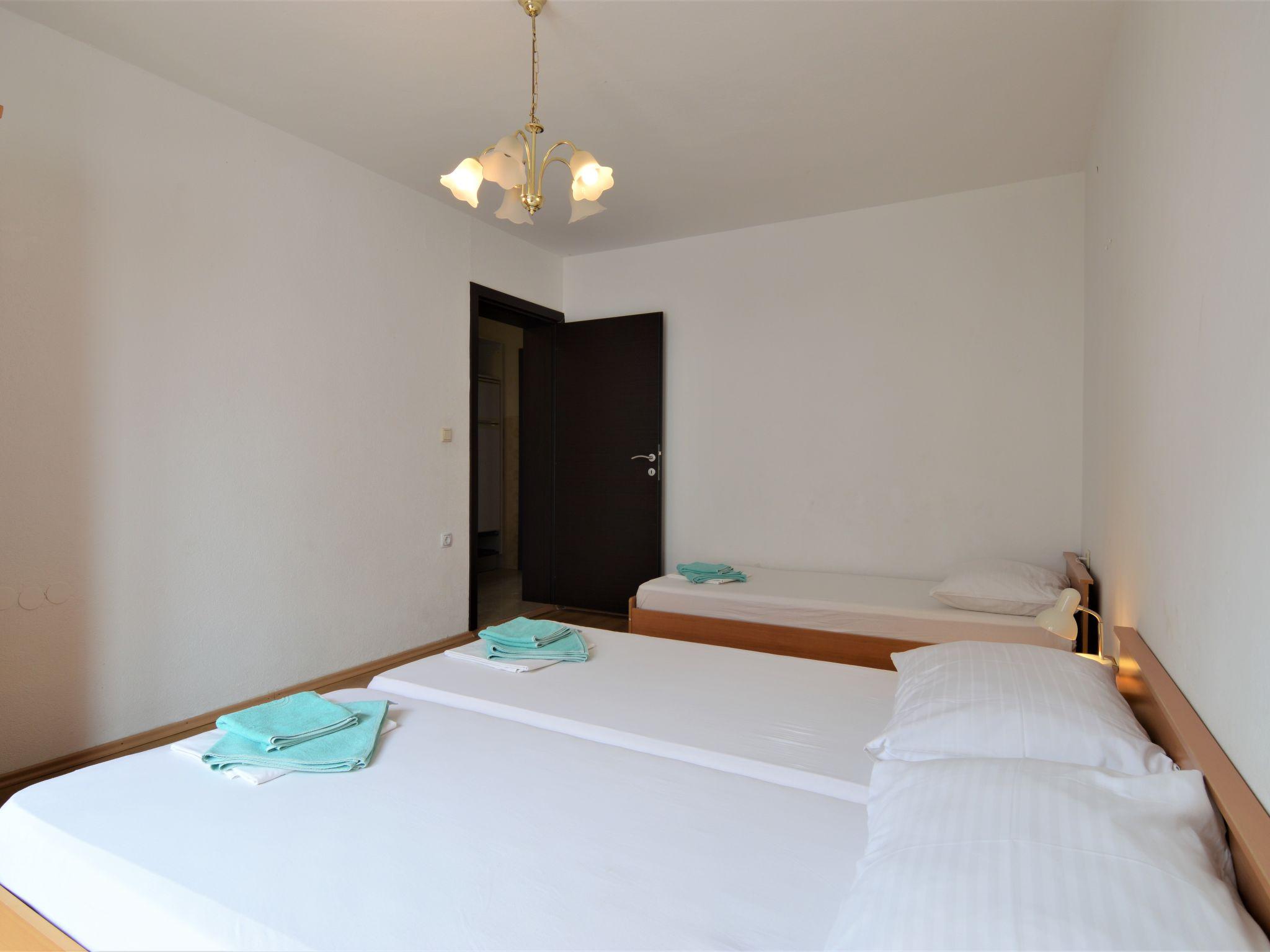 Foto 12 - Apartamento de 2 habitaciones en Tribunj con vistas al mar