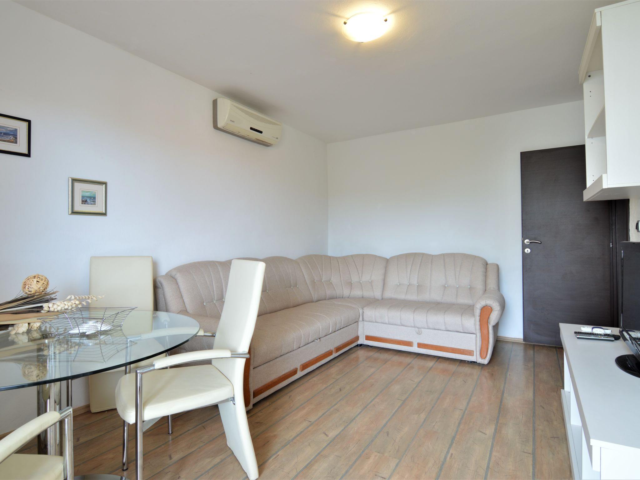 Foto 3 - Appartamento con 2 camere da letto a Tribunj con vista mare