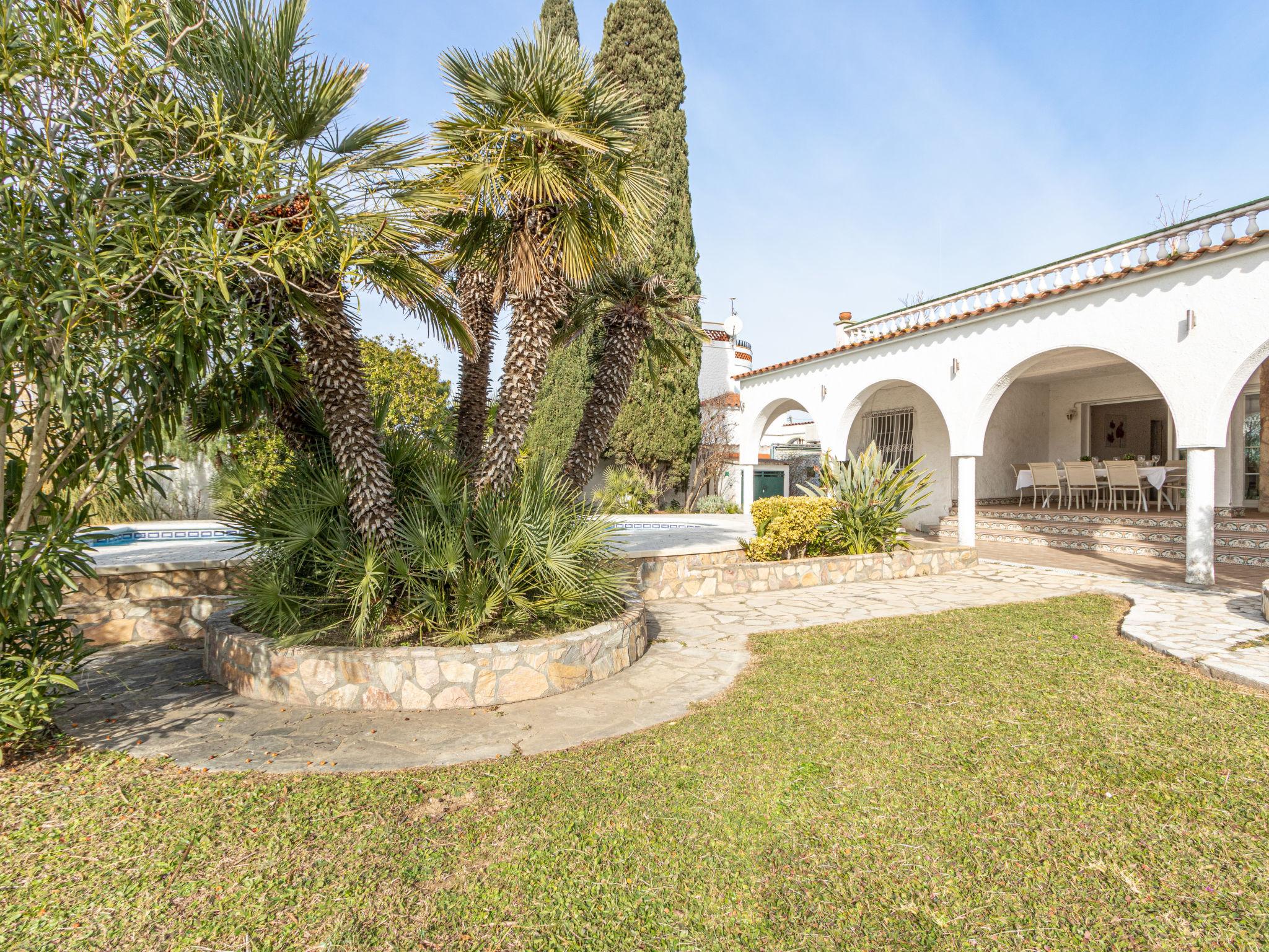 Foto 33 - Casa con 7 camere da letto a Castelló d'Empúries con piscina privata e giardino