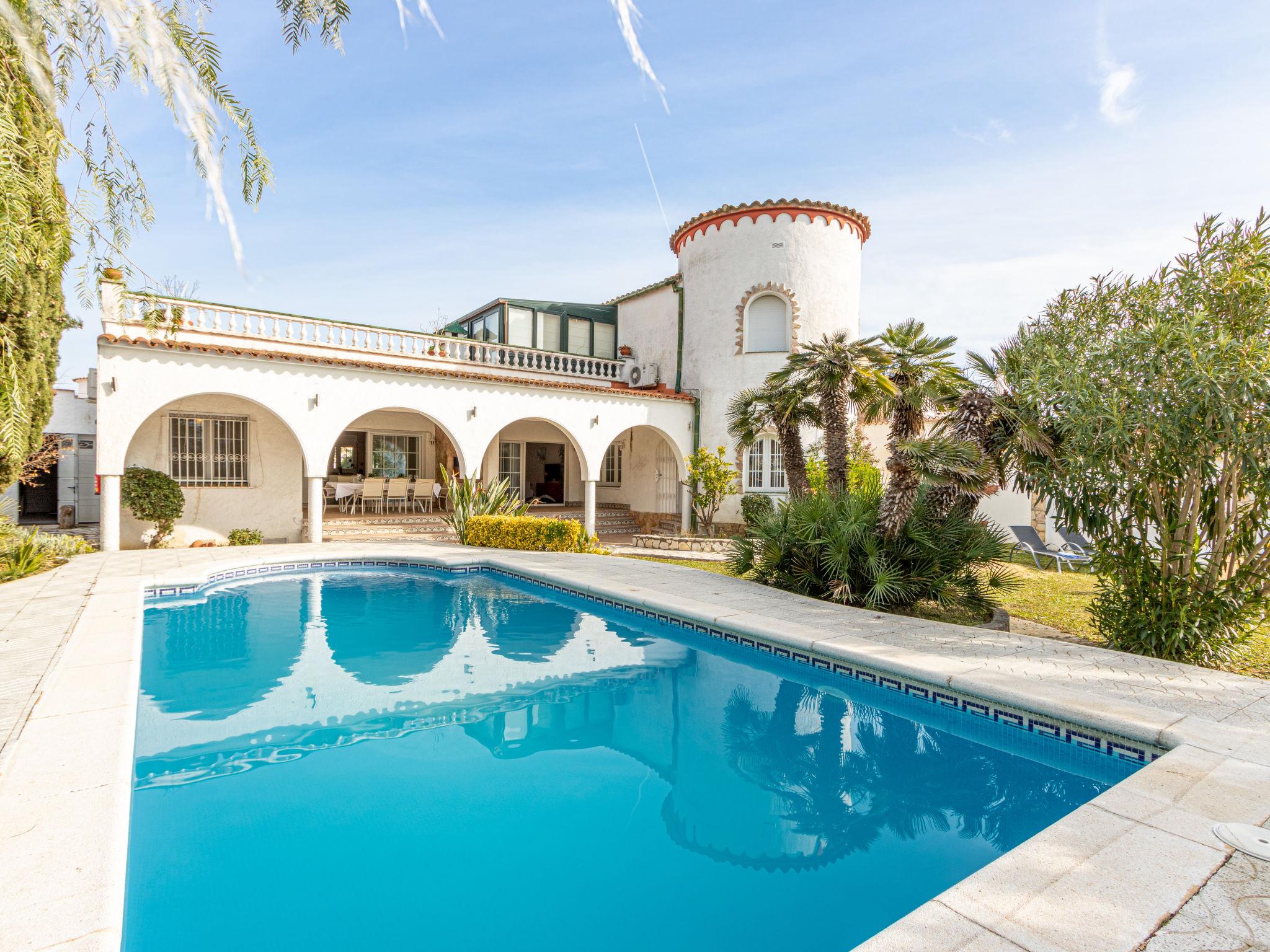 Foto 1 - Casa de 7 habitaciones en Castelló d'Empúries con piscina privada y vistas al mar