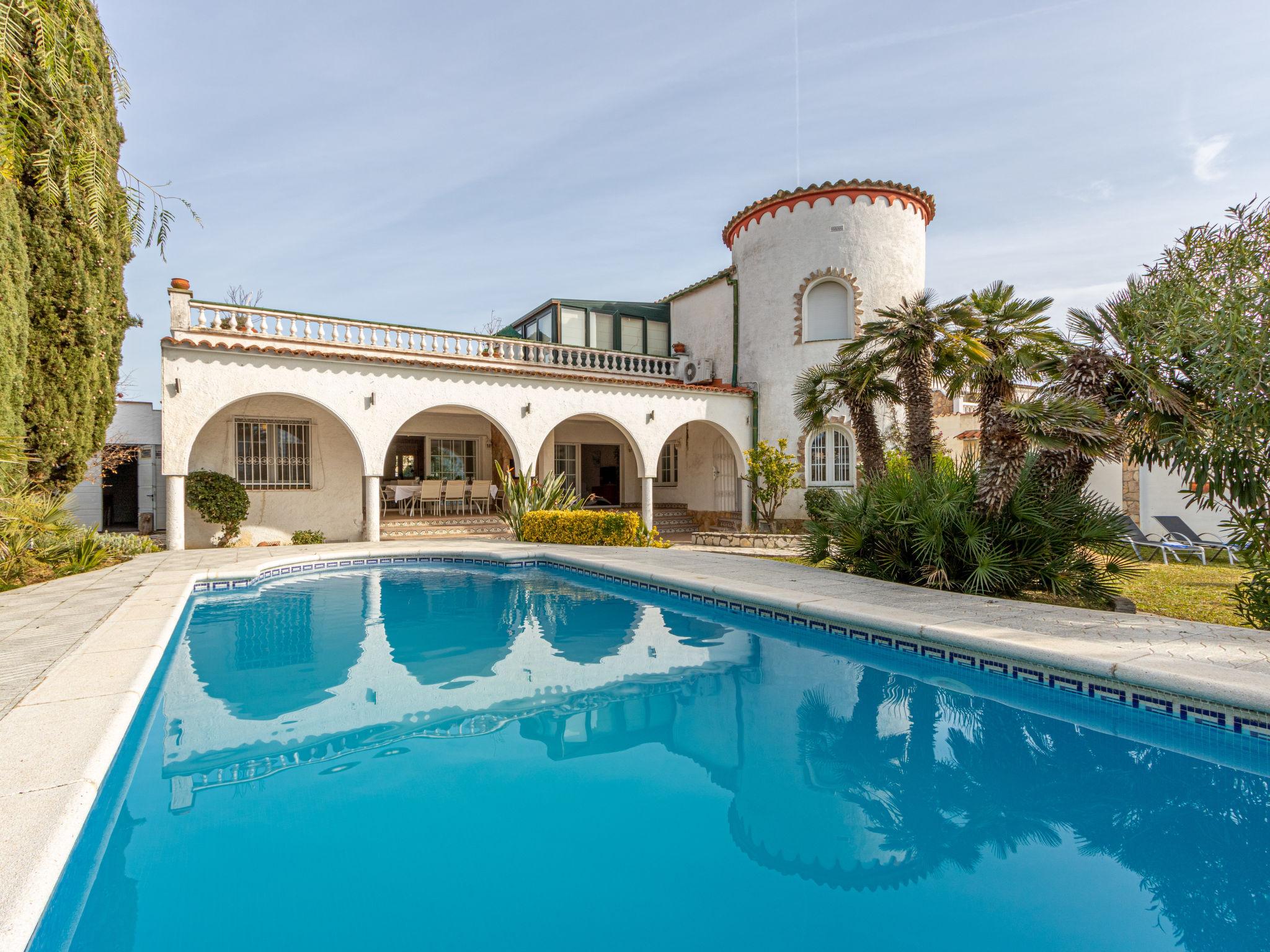 Foto 29 - Casa de 7 habitaciones en Castelló d'Empúries con piscina privada y vistas al mar