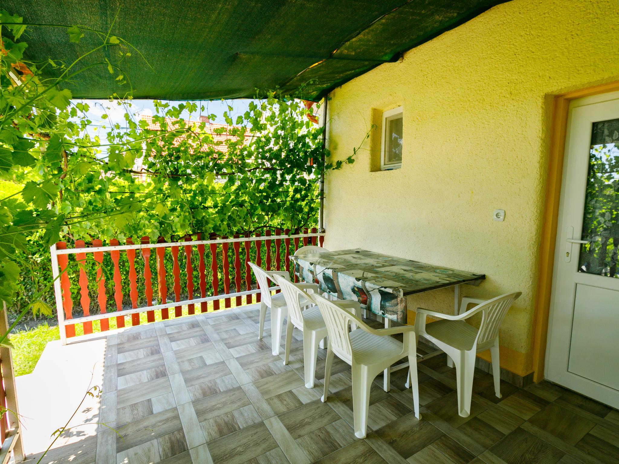 Foto 15 - Casa de 2 habitaciones en Balatonlelle con terraza