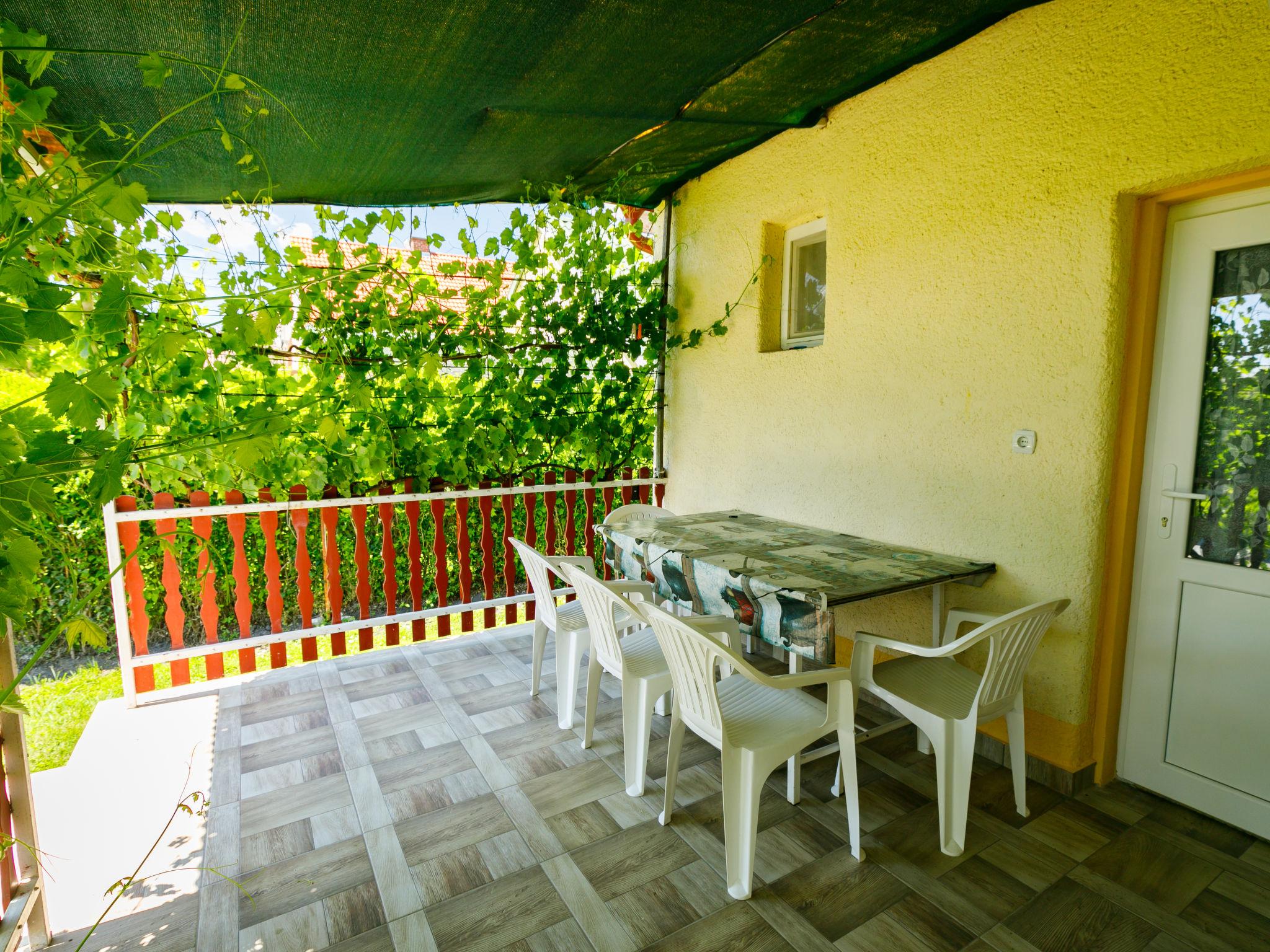 Photo 15 - Maison de 2 chambres à Balatonlelle avec jardin et terrasse