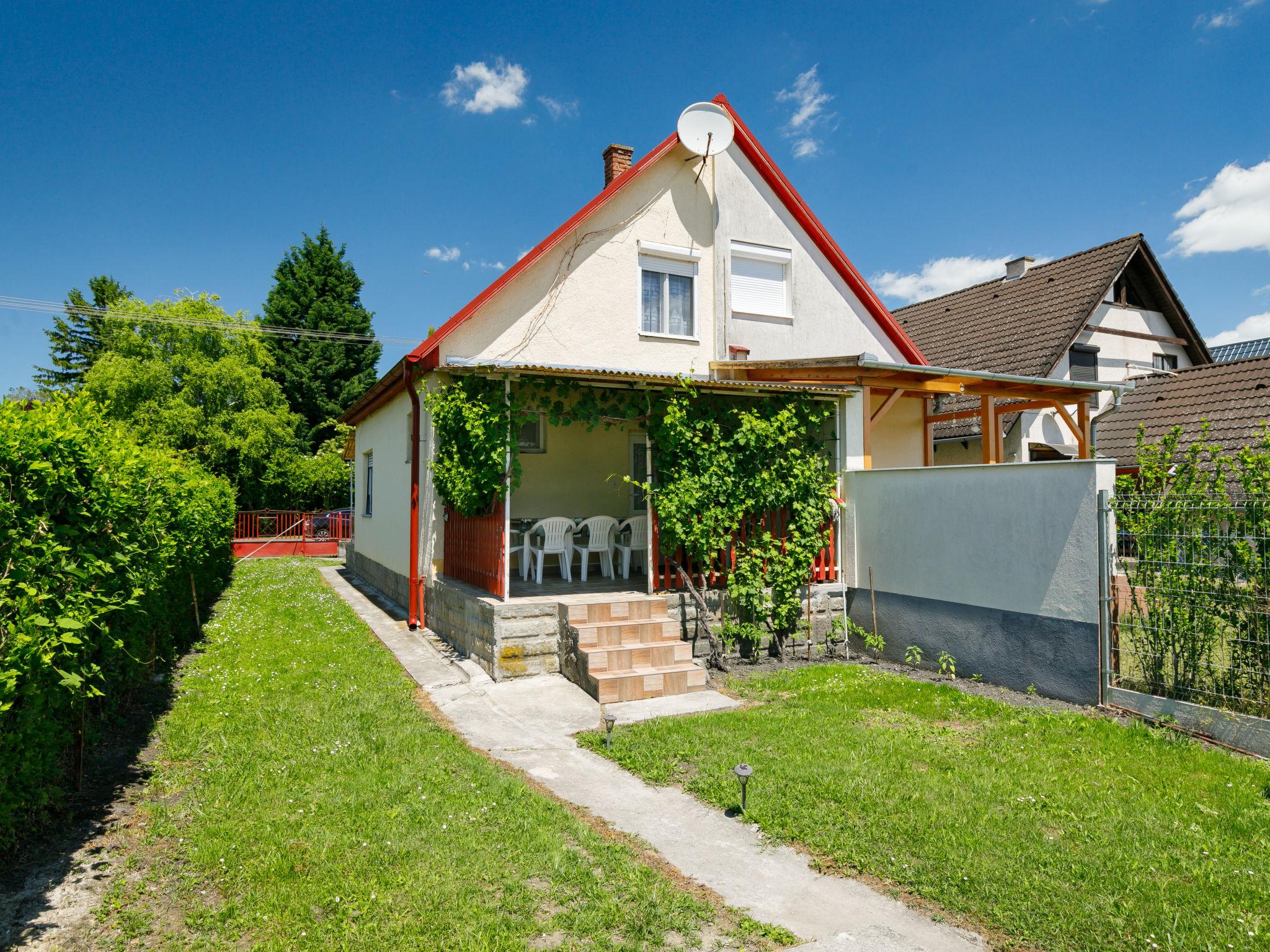 Foto 14 - Haus mit 2 Schlafzimmern in Balatonlelle mit garten und terrasse