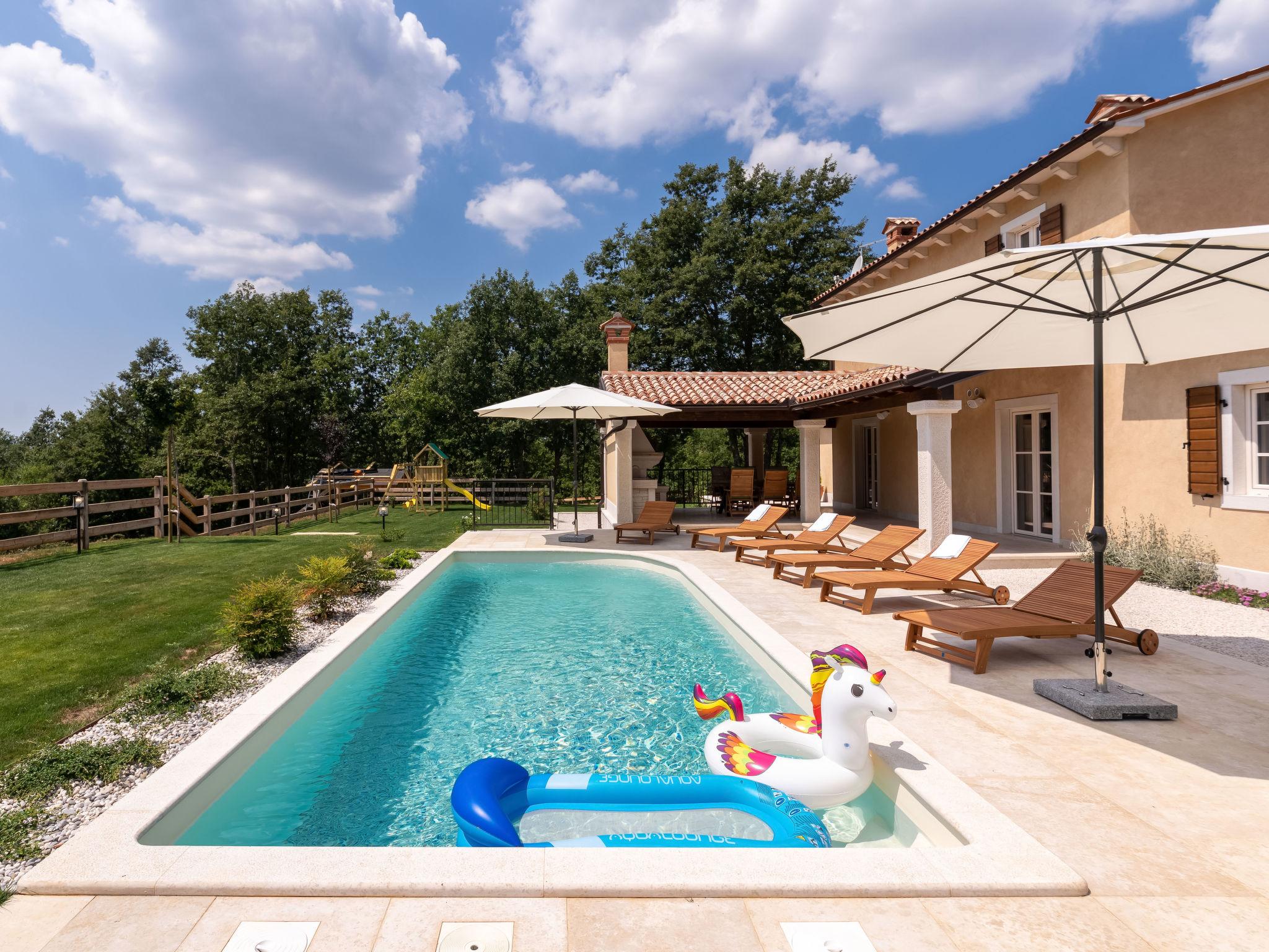 Photo 23 - Maison de 3 chambres à Gračišće avec piscine privée et jardin