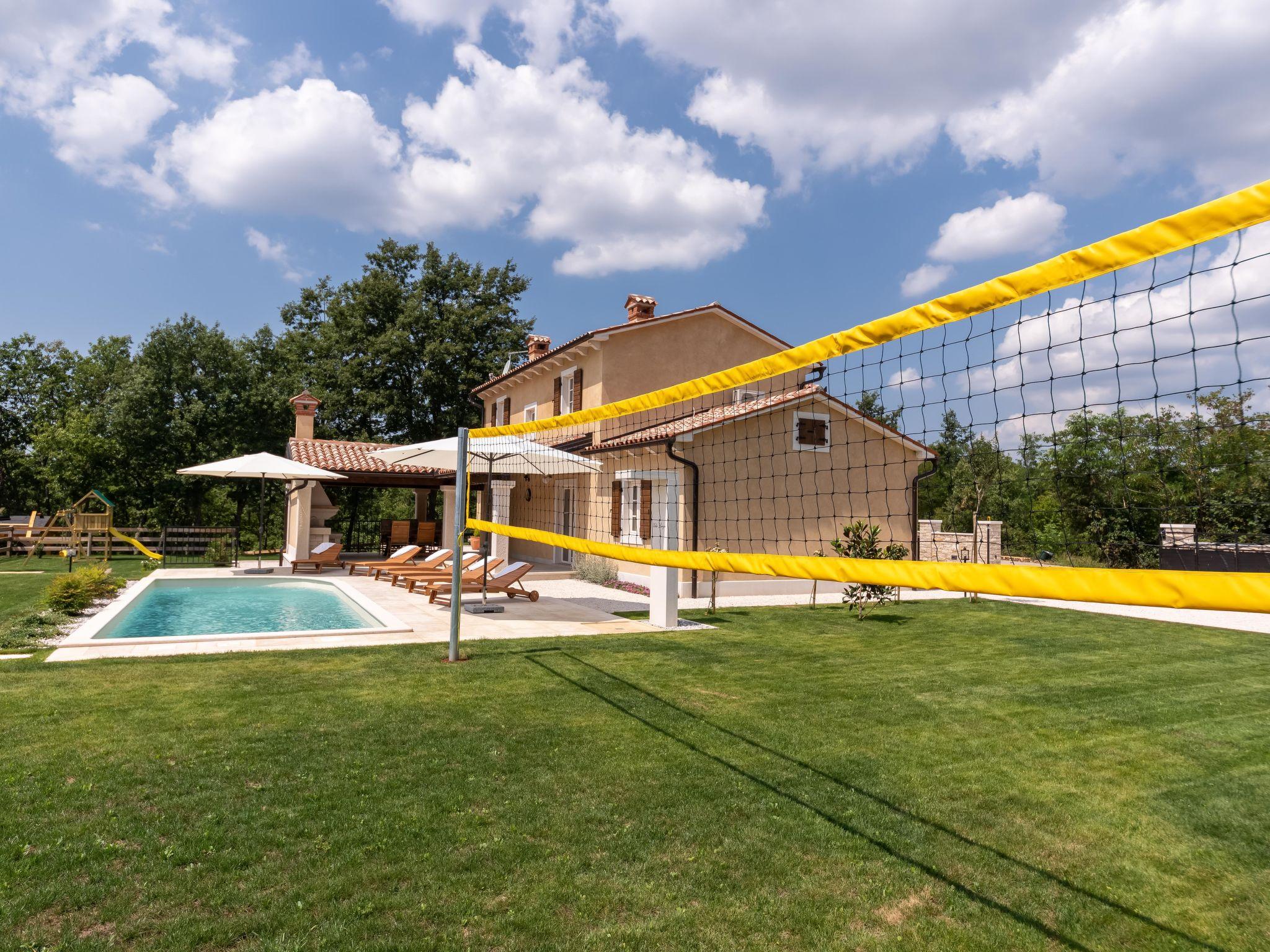 Photo 27 - Maison de 3 chambres à Gračišće avec piscine privée et jardin