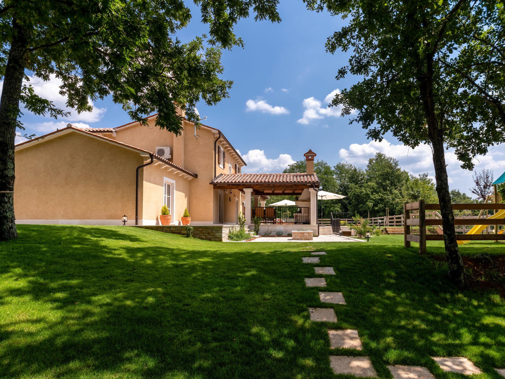 Photo 10 - Maison de 3 chambres à Gračišće avec piscine privée et jardin