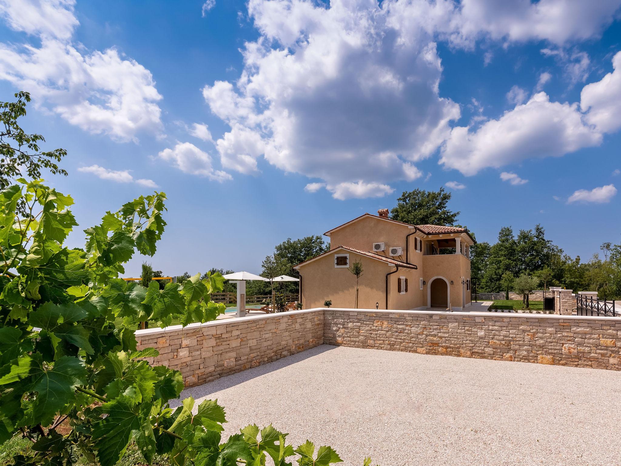 Foto 43 - Haus mit 3 Schlafzimmern in Gračišće mit privater pool und garten