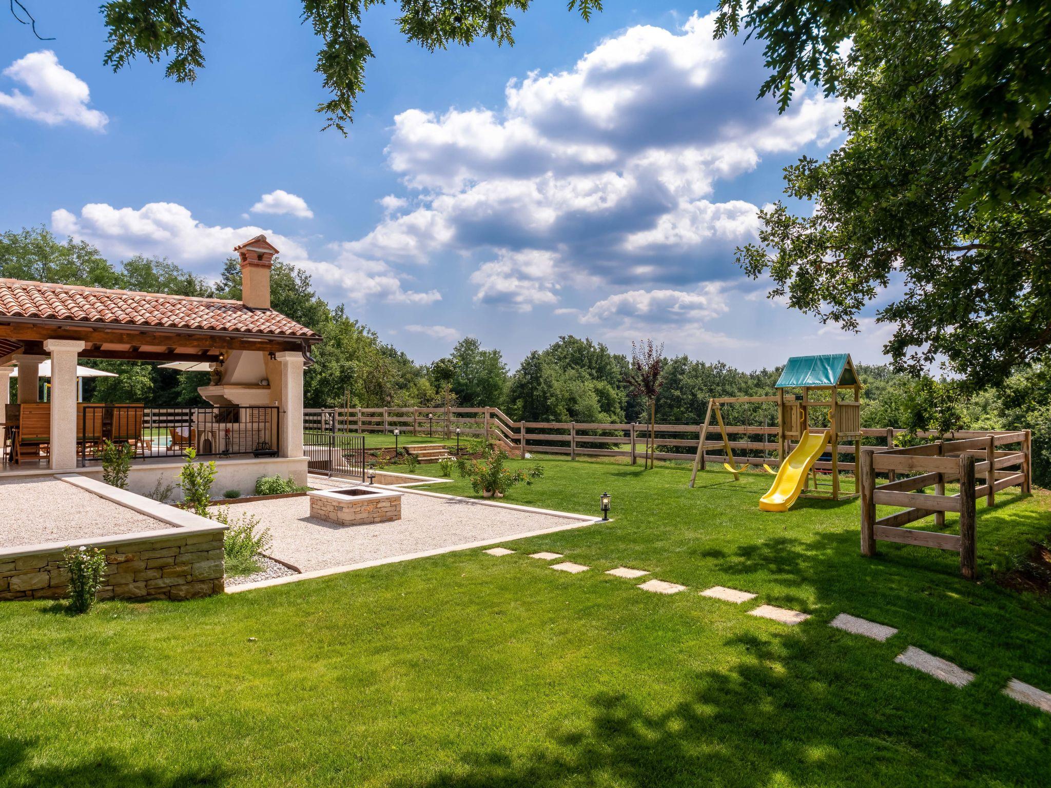 Photo 24 - Maison de 3 chambres à Gračišće avec piscine privée et jardin