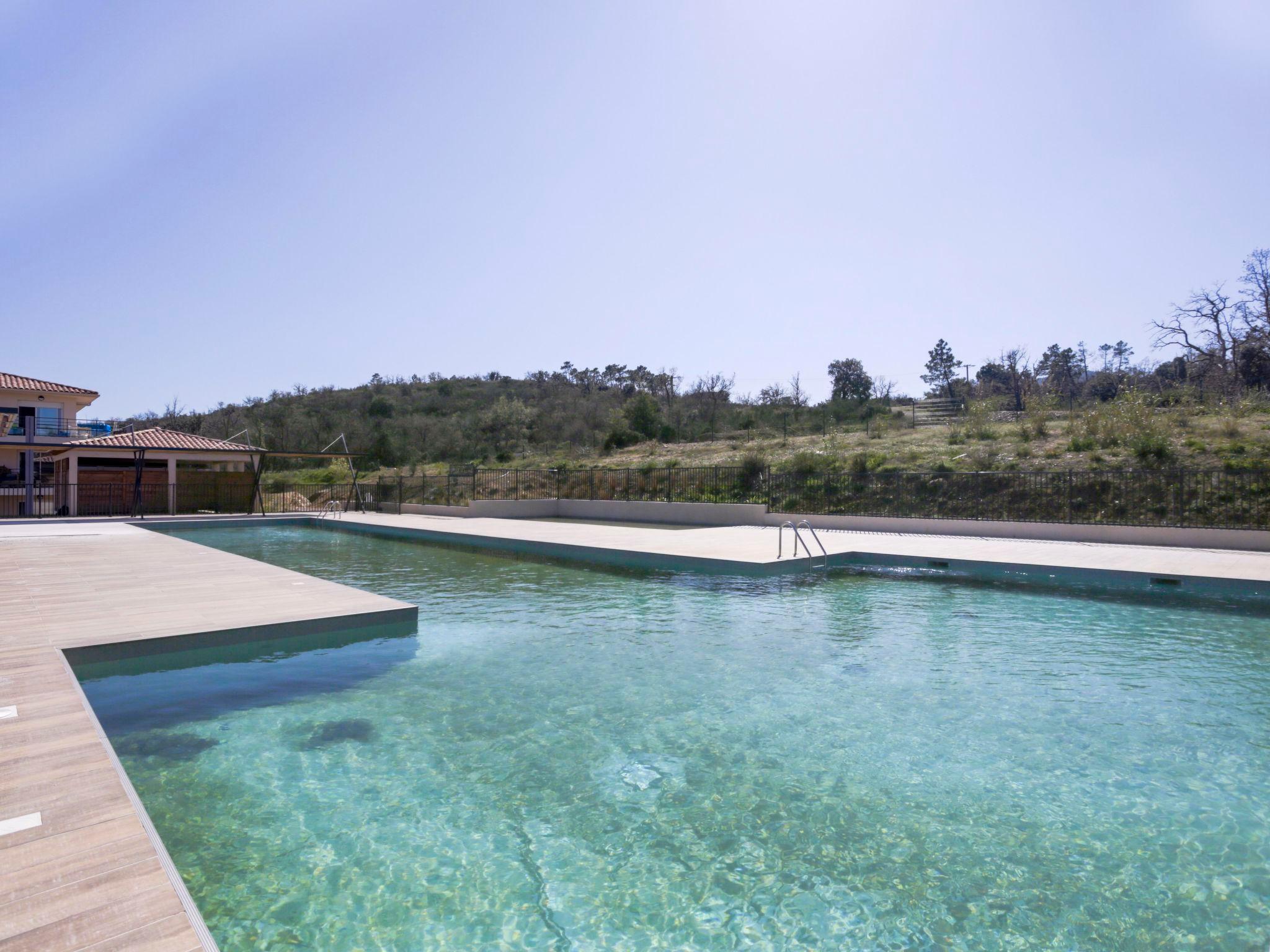 Foto 20 - Appartamento con 2 camere da letto a Roquebrune-sur-Argens con piscina e giardino