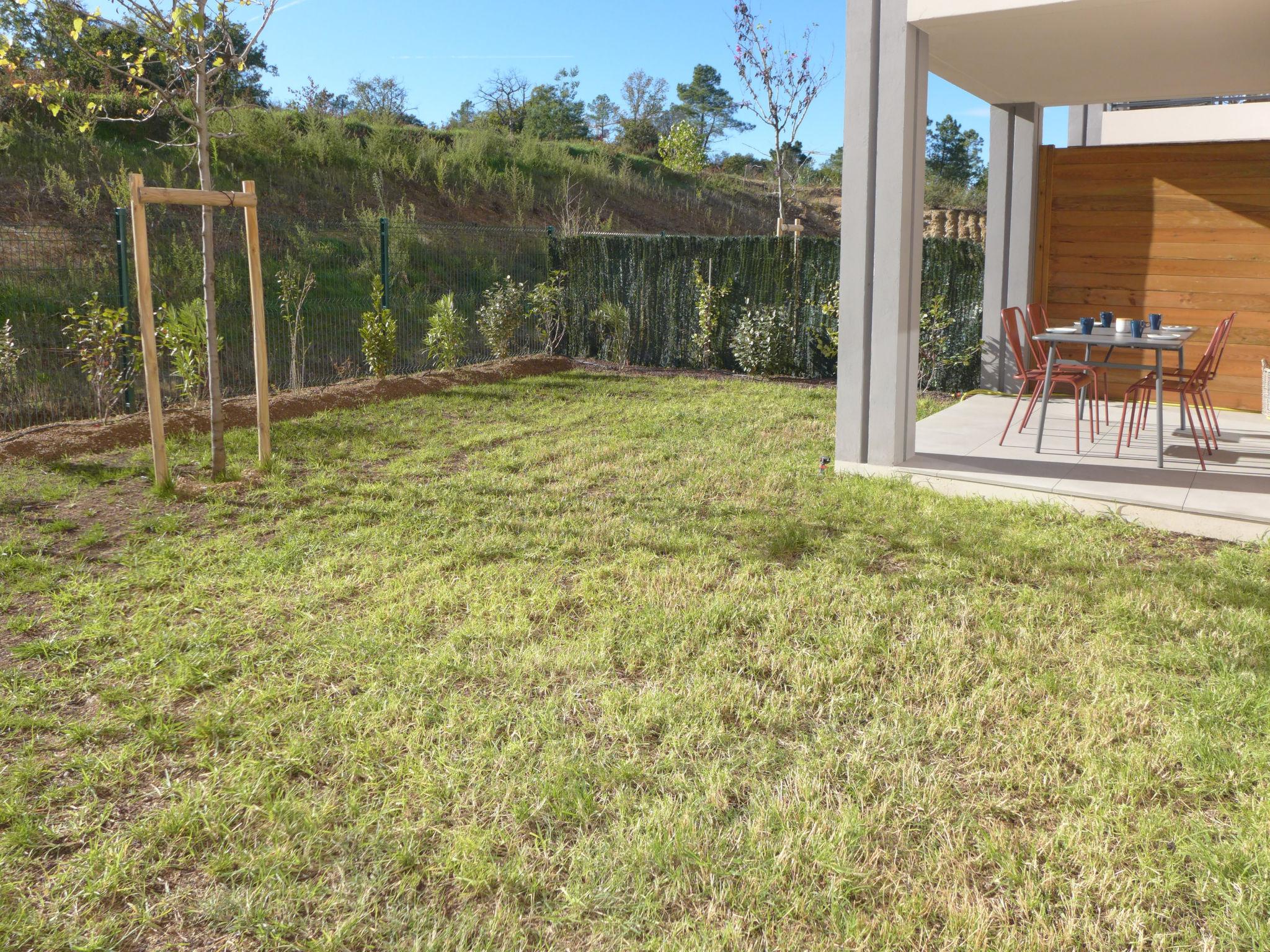 Foto 16 - Apartamento de 2 habitaciones en Roquebrune-sur-Argens con piscina y jardín