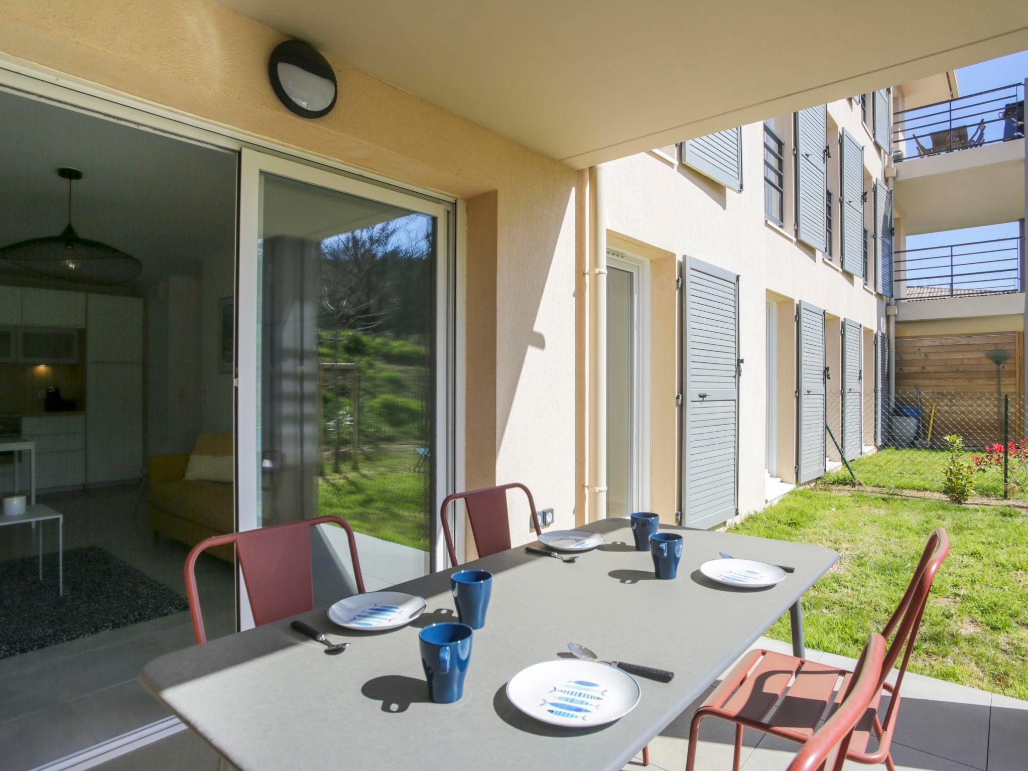 Foto 15 - Appartamento con 2 camere da letto a Roquebrune-sur-Argens con piscina e vista mare