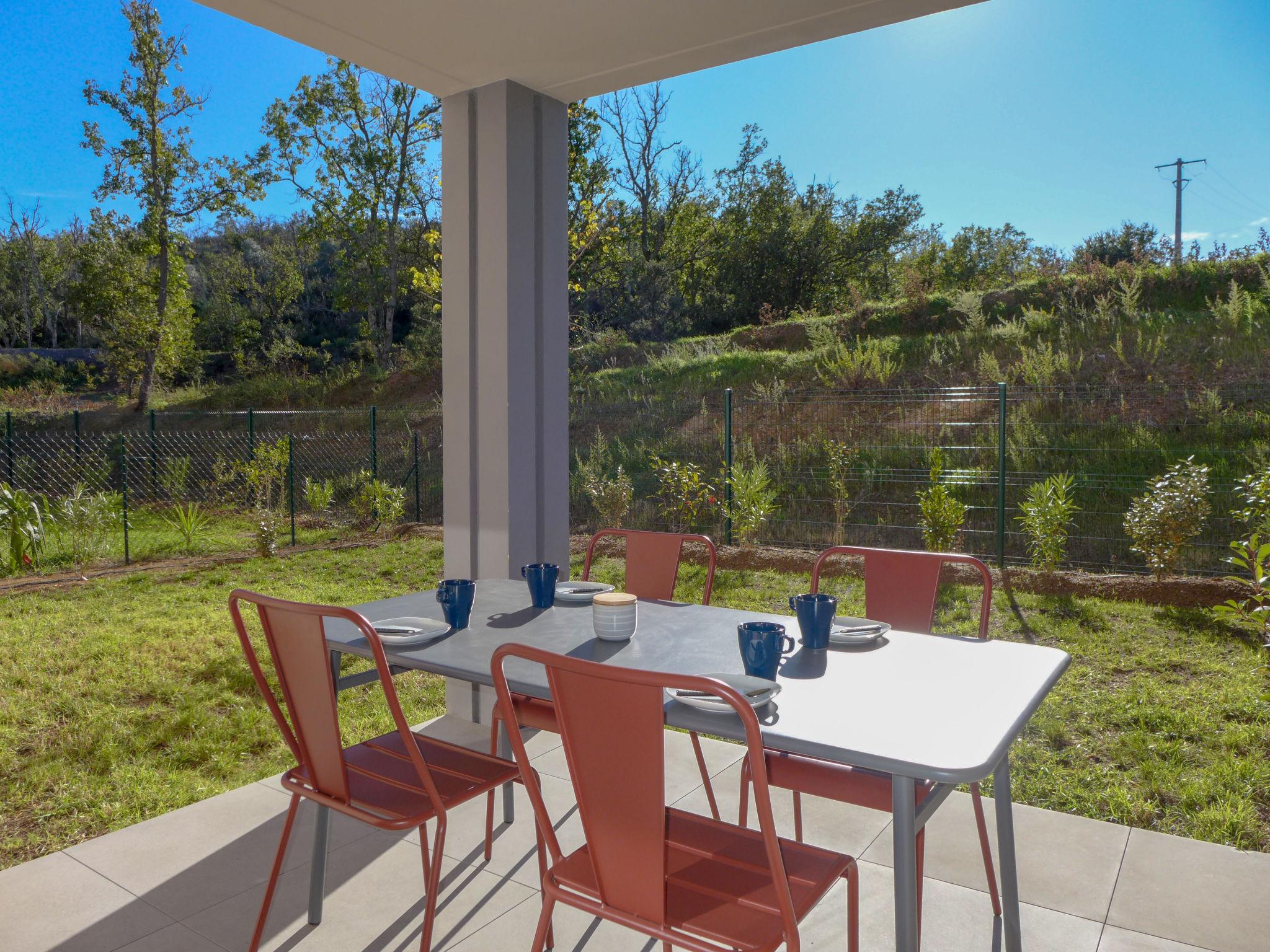 Photo 2 - Appartement de 2 chambres à Roquebrune-sur-Argens avec piscine et vues à la mer