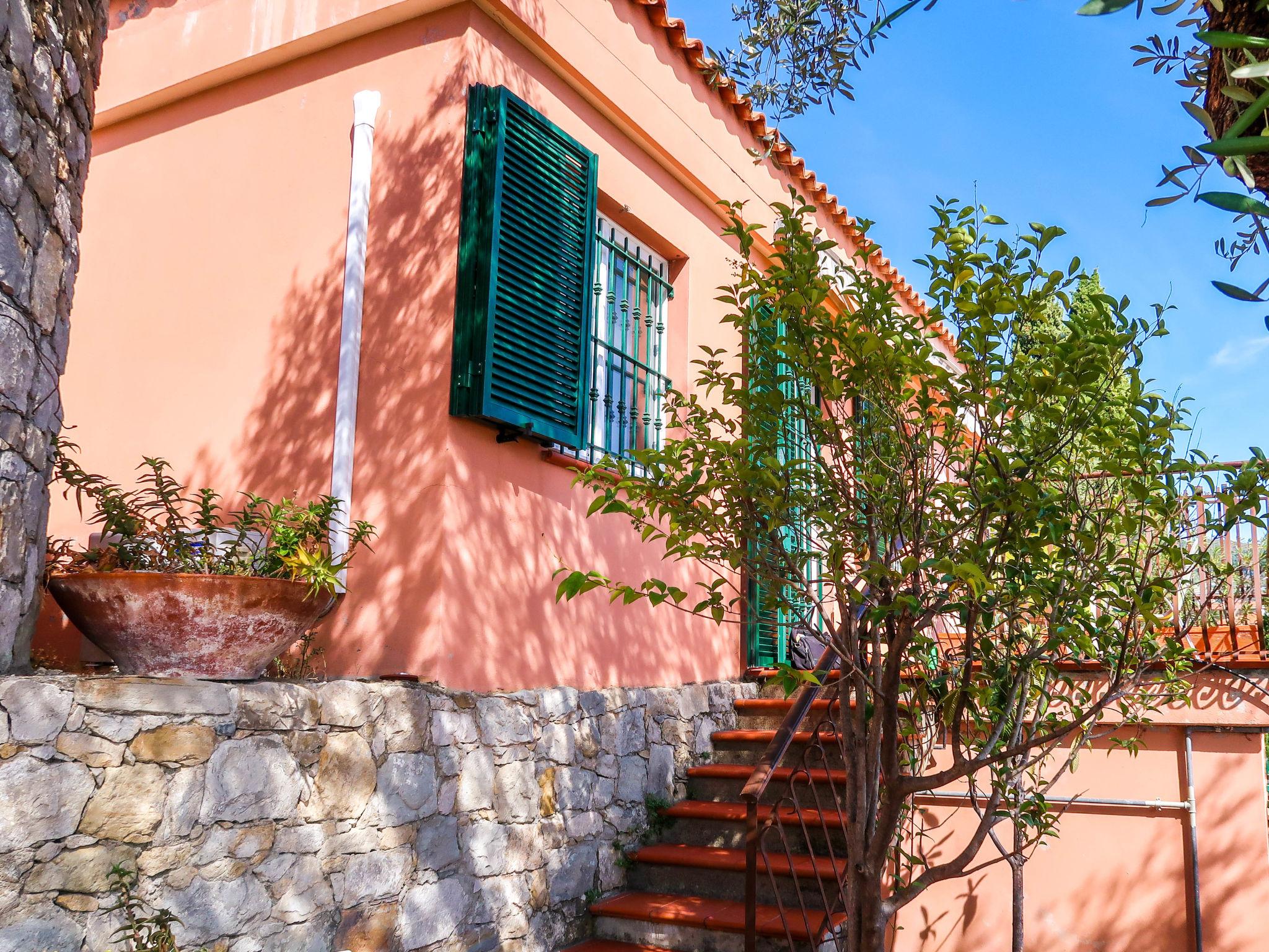 Photo 14 - 2 bedroom Apartment in Ventimiglia with garden and sea view