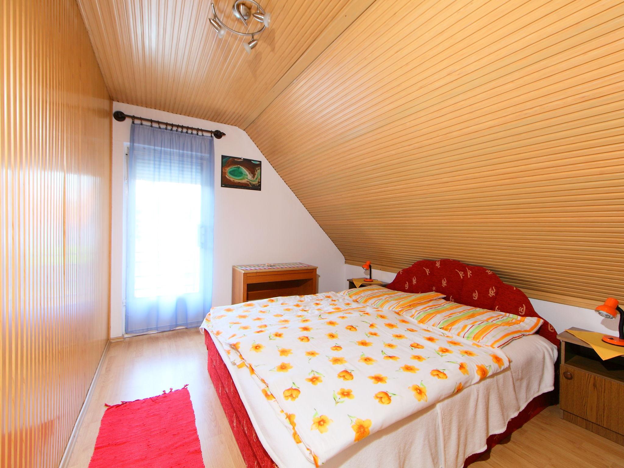 Foto 15 - Casa con 4 camere da letto a Balatonfenyves con giardino e terrazza