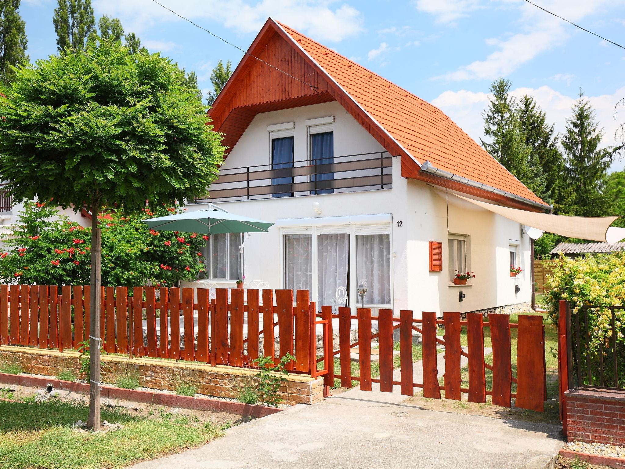Photo 1 - Maison de 4 chambres à Balatonfenyves avec jardin et terrasse