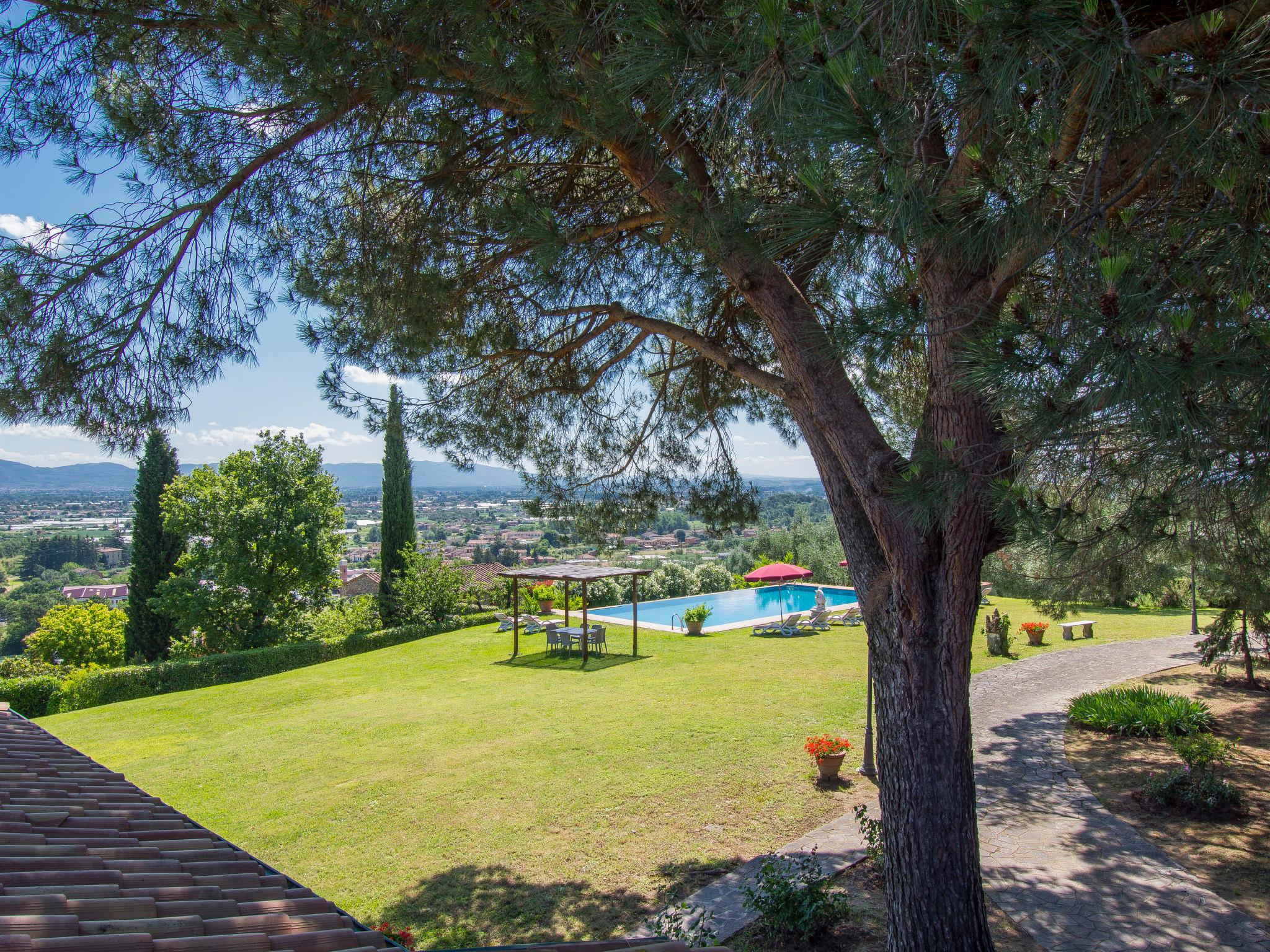 Foto 23 - Casa con 5 camere da letto a Montecarlo con piscina privata e giardino