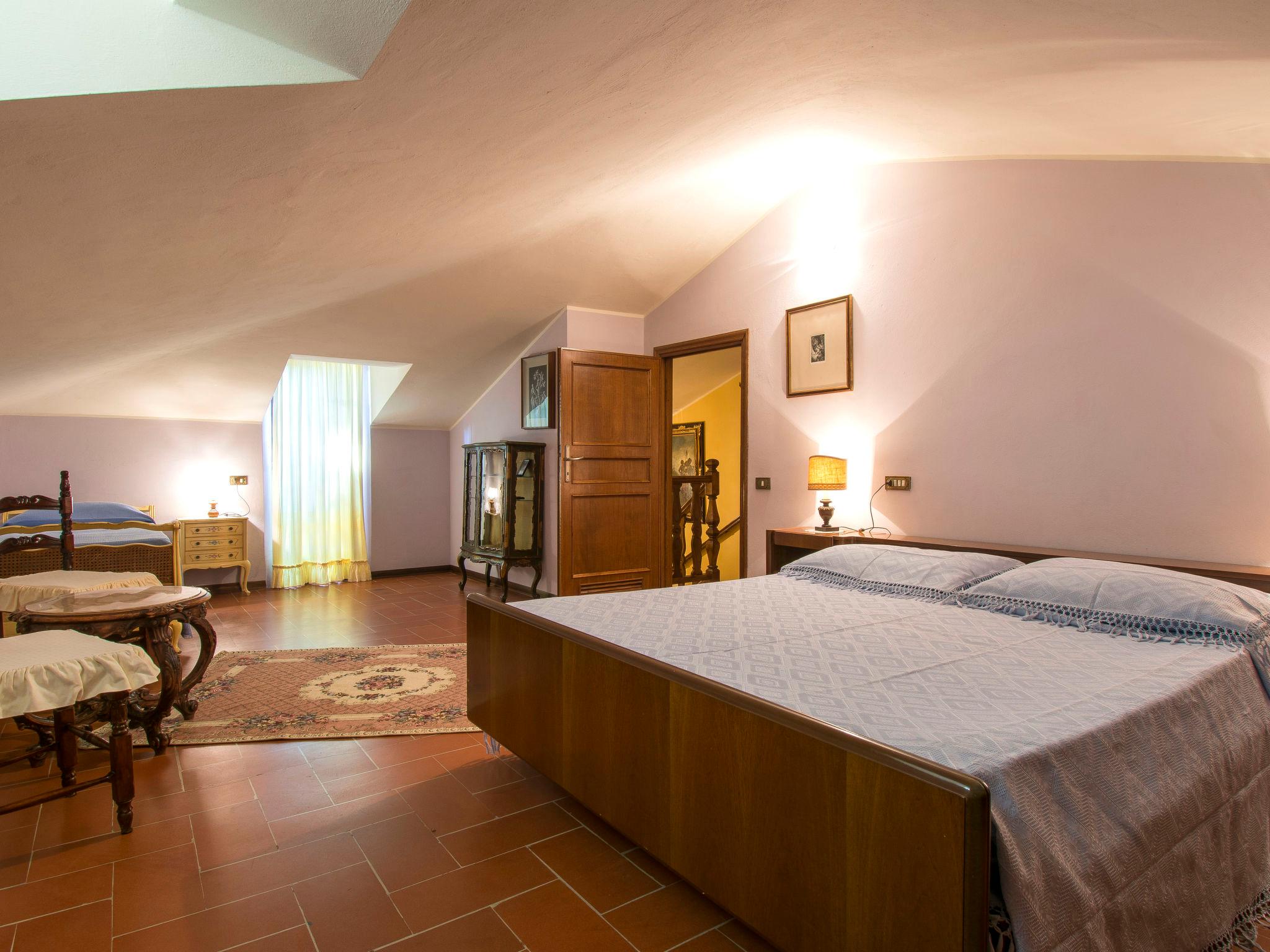 Foto 9 - Casa con 5 camere da letto a Montecarlo con piscina privata e giardino
