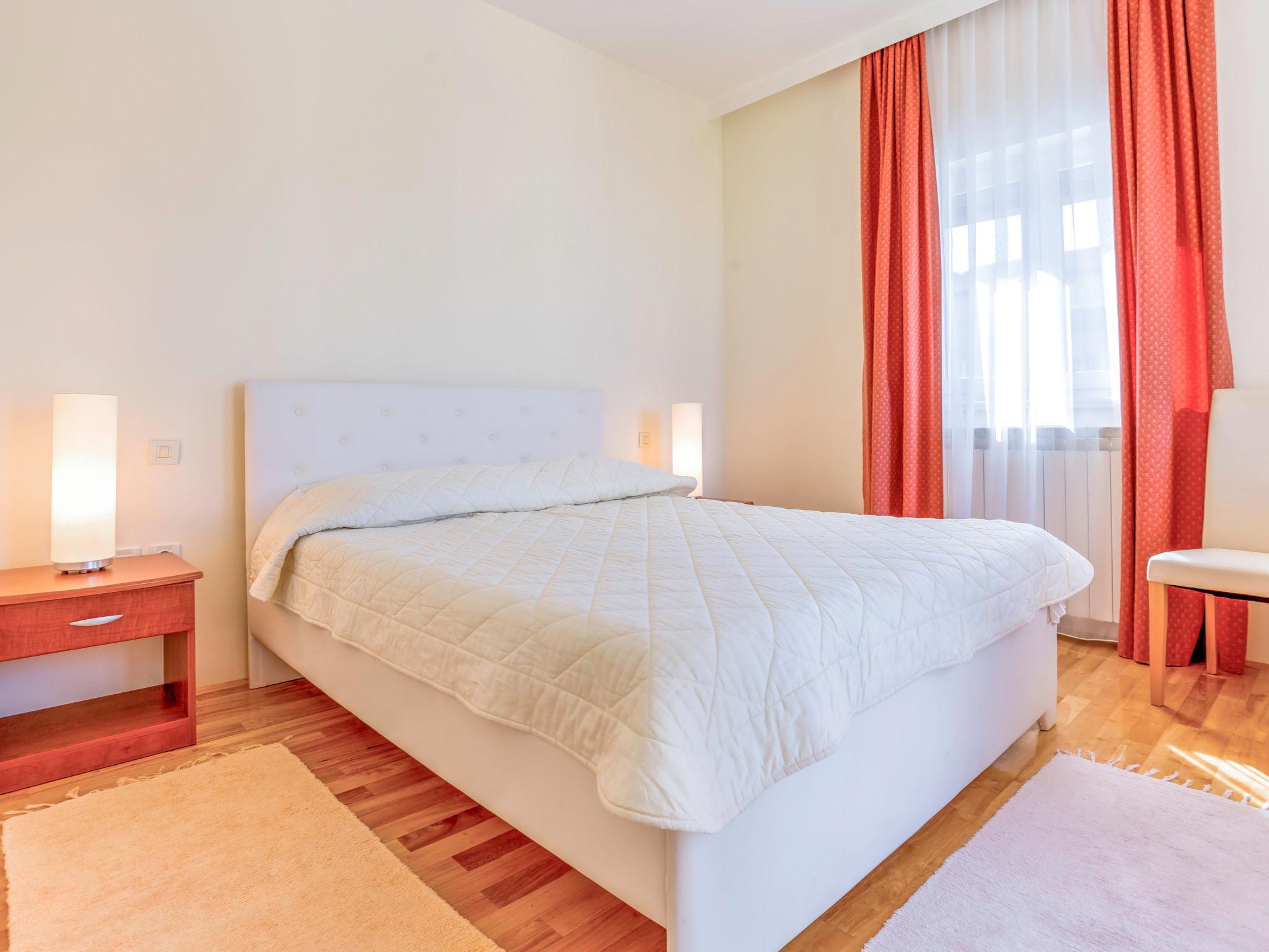 Foto 4 - Appartamento con 2 camere da letto a Umag con piscina e vista mare