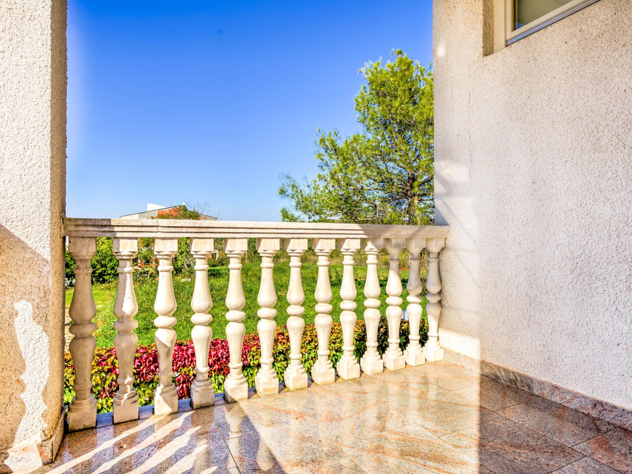 Foto 18 - Appartamento con 2 camere da letto a Umag con piscina e vista mare