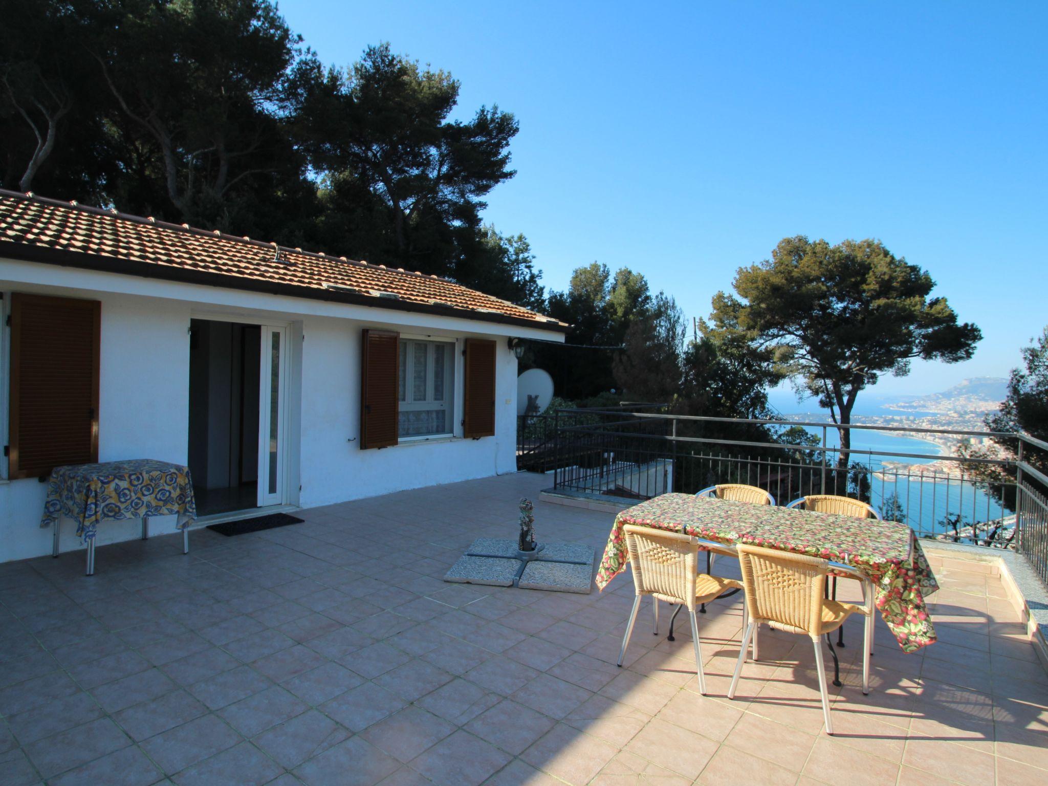 Photo 3 - Appartement de 2 chambres à Vintimille avec terrasse et vues à la mer