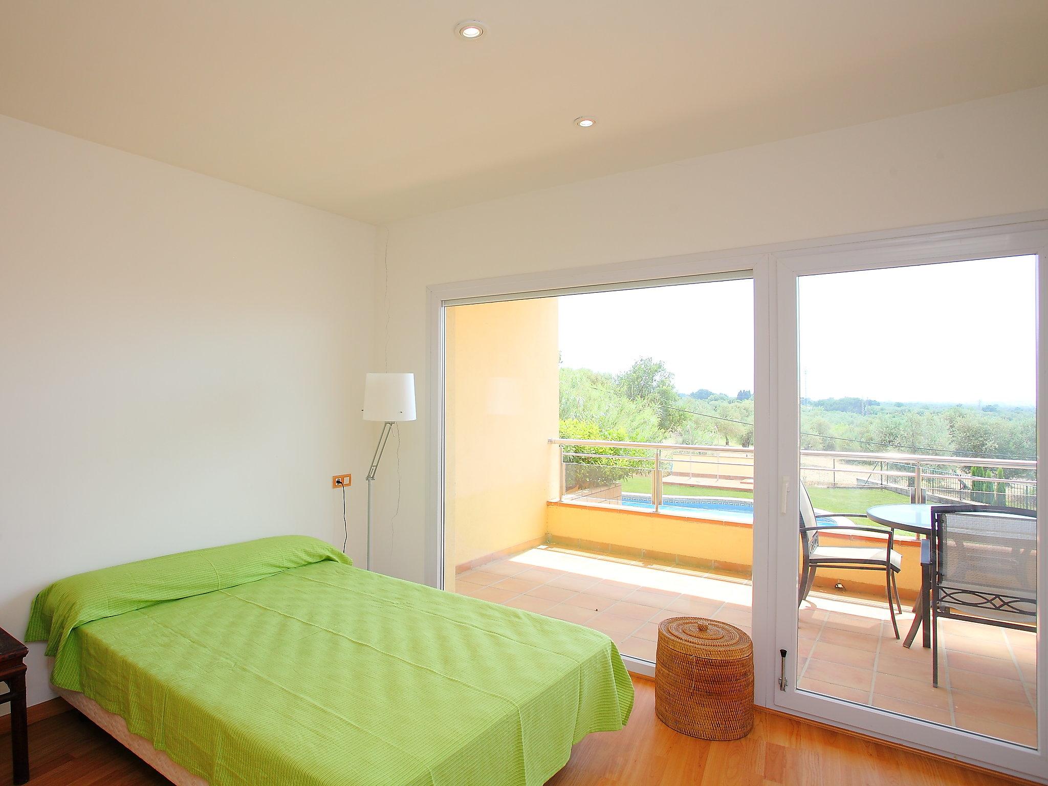 Foto 9 - Apartamento de 3 quartos em Palau-saverdera com piscina e vistas do mar