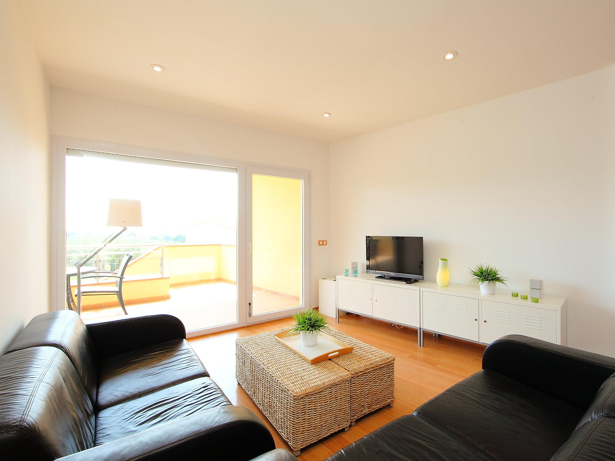 Photo 2 - 3 bedroom Apartment in Palau-saverdera with garden and terrace