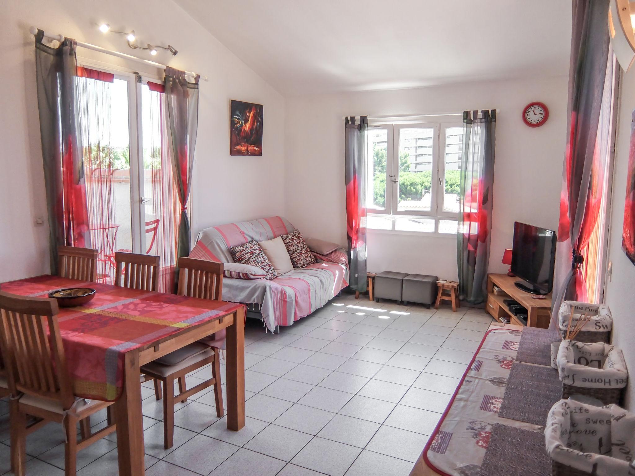 Foto 1 - Appartamento con 2 camere da letto a Saint-Cyprien con piscina e vista mare
