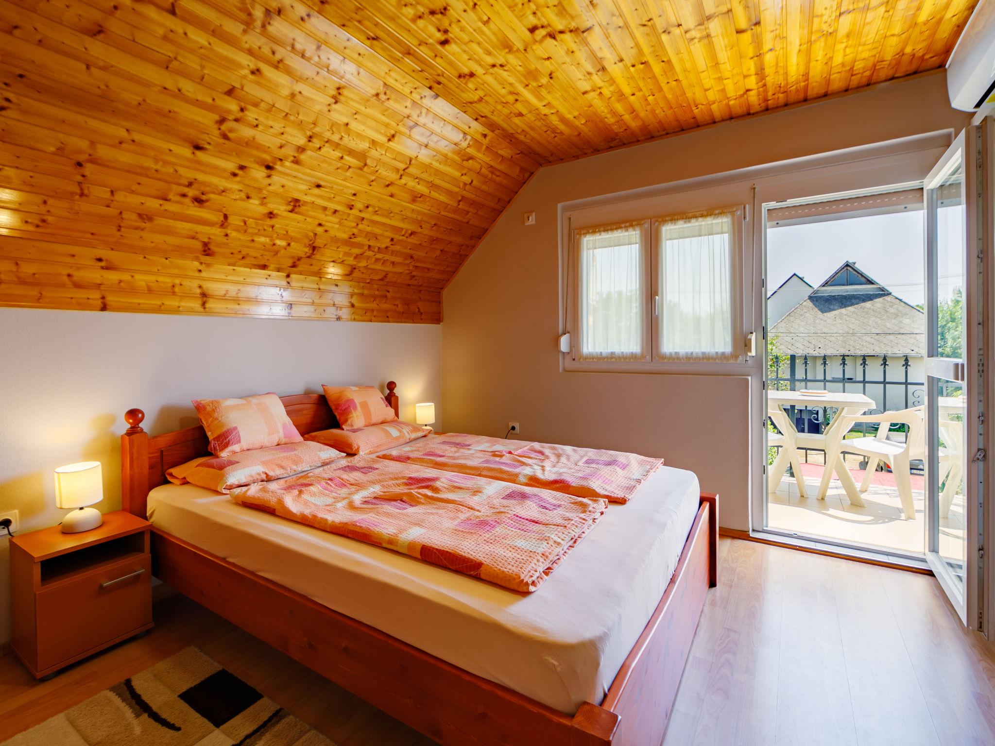 Foto 5 - Appartamento con 3 camere da letto a Balatonszárszó con piscina e vista mare