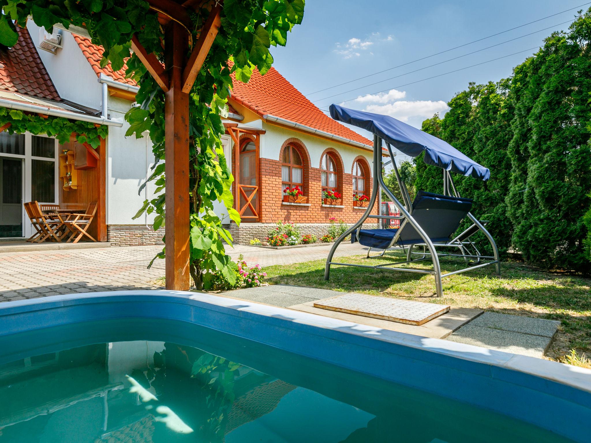 Foto 1 - Appartamento con 3 camere da letto a Balatonszárszó con piscina e giardino