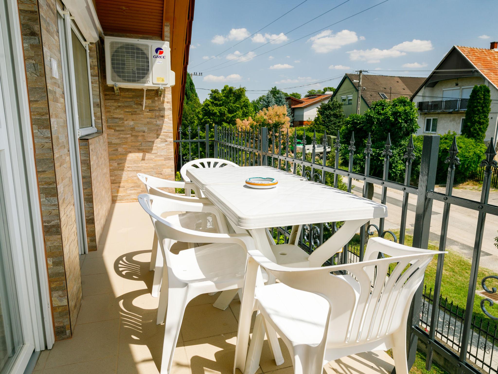 Photo 4 - Appartement de 3 chambres à Balatonszárszó avec piscine et vues à la mer