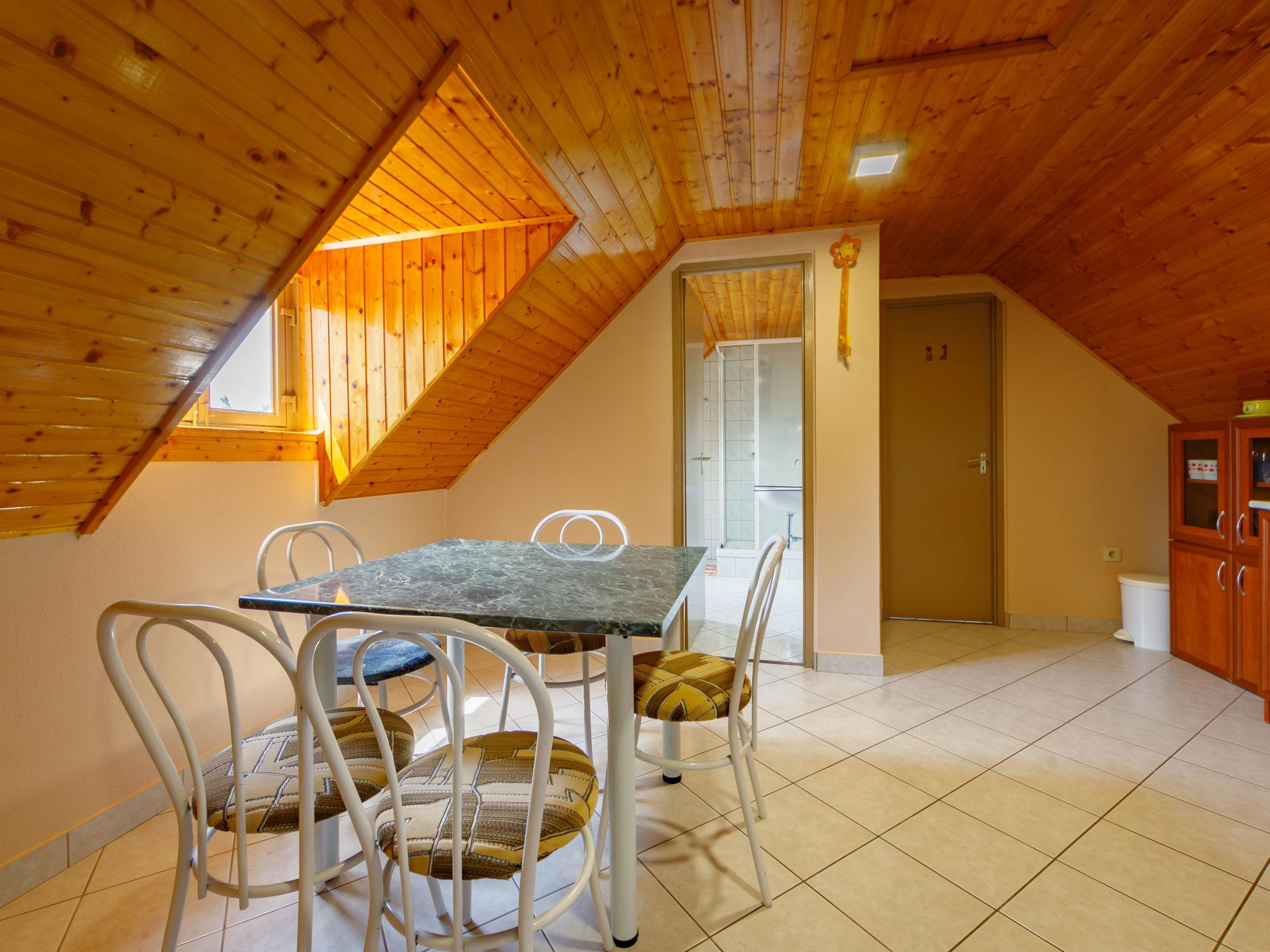 Photo 11 - Appartement de 3 chambres à Balatonszárszó avec piscine et jardin