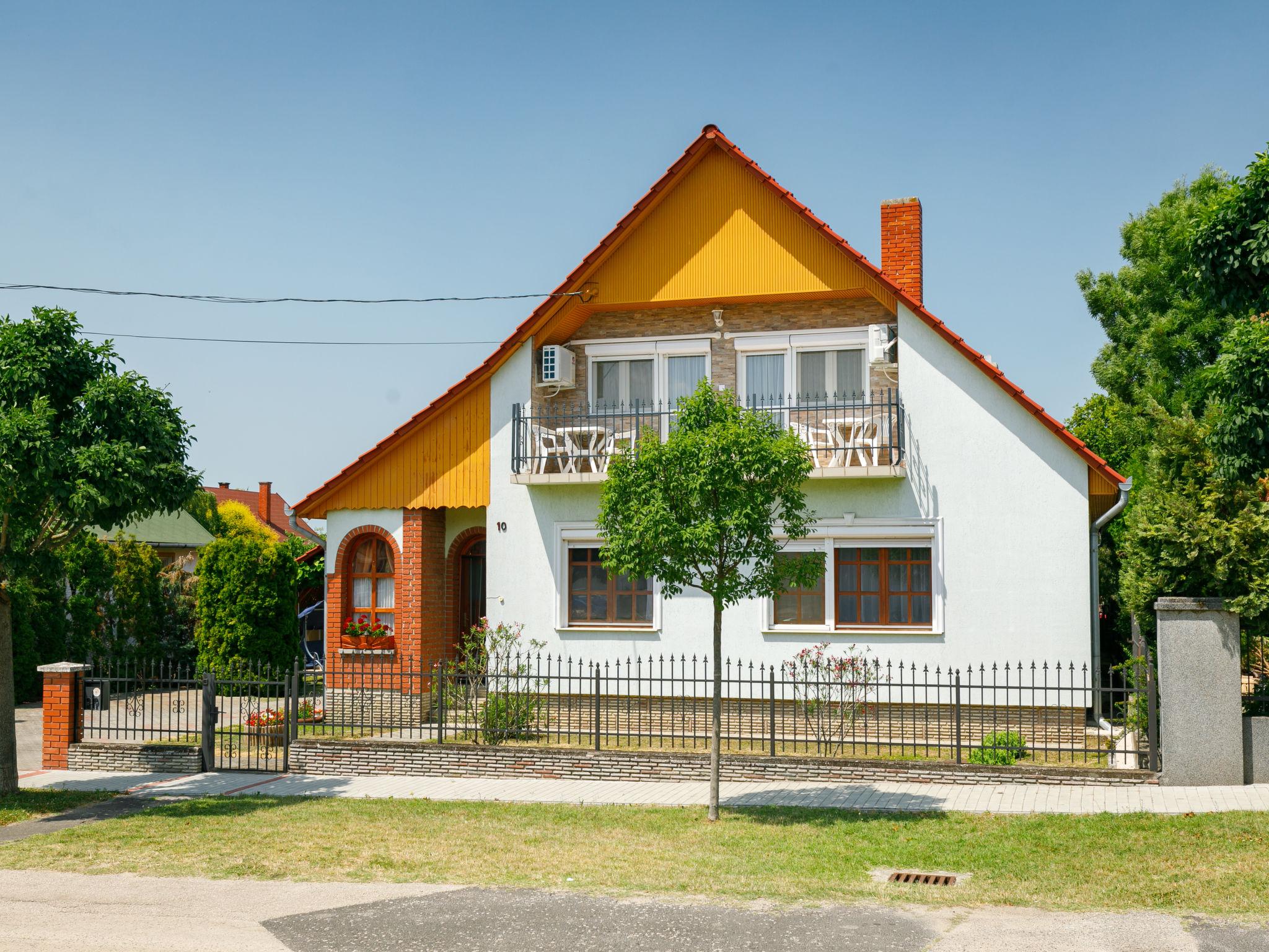 Foto 17 - Appartamento con 3 camere da letto a Balatonszárszó con piscina e giardino