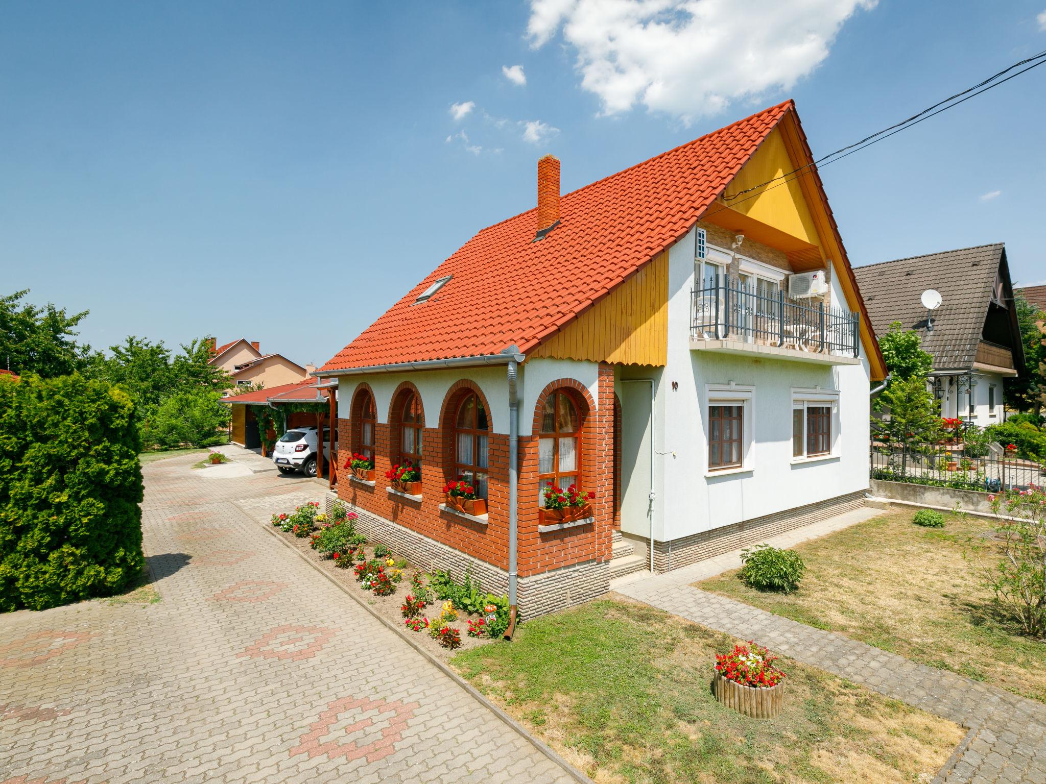 Foto 3 - Appartamento con 3 camere da letto a Balatonszárszó con piscina e giardino