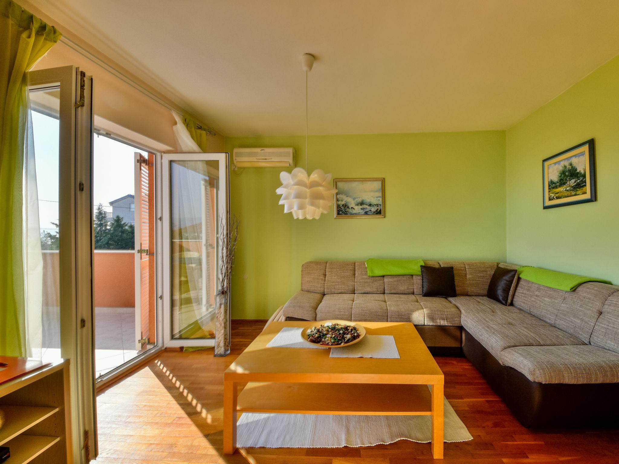 Foto 4 - Appartamento con 3 camere da letto a Novi Vinodolski con terrazza e vista mare