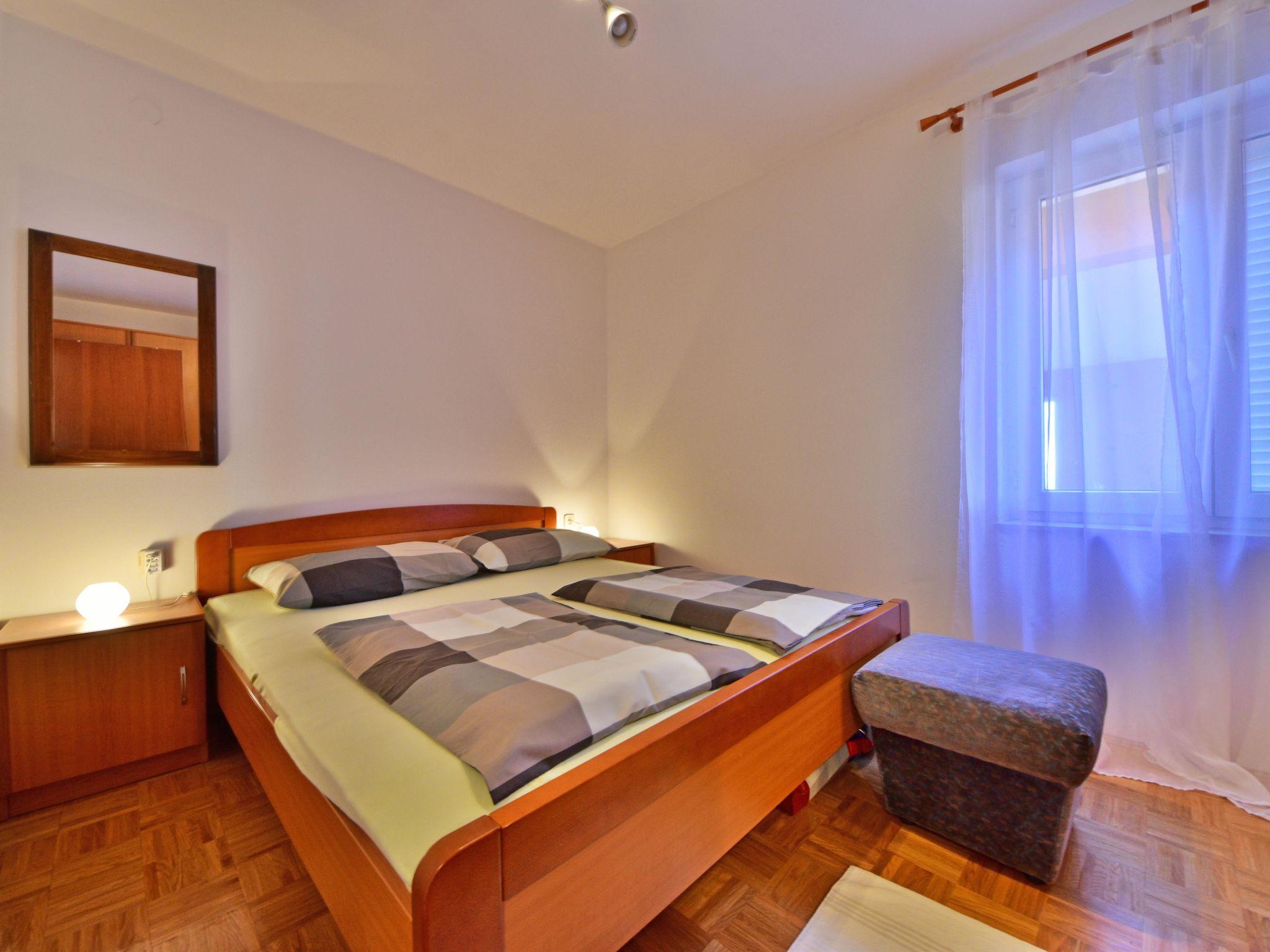Foto 8 - Appartamento con 3 camere da letto a Novi Vinodolski con terrazza e vista mare